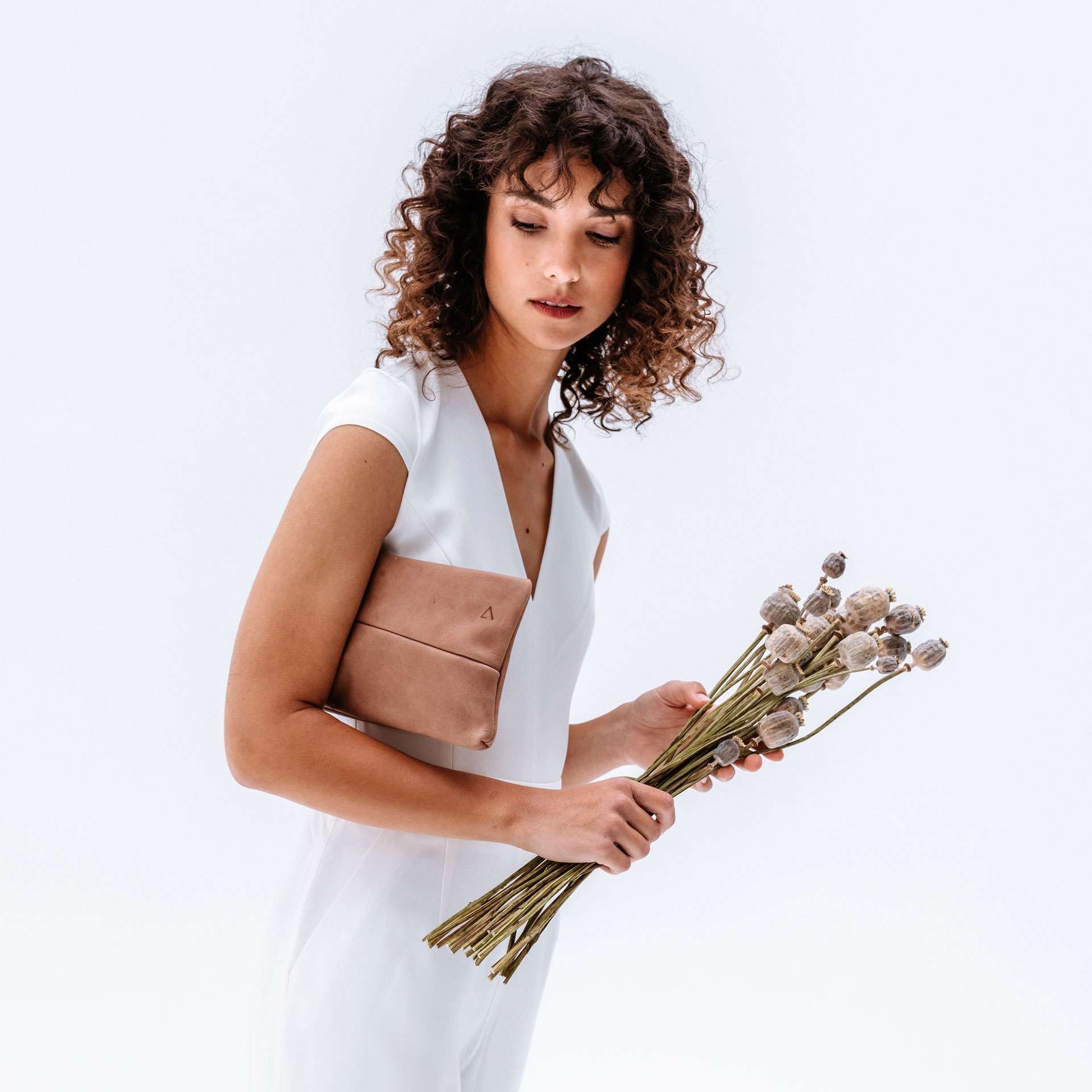 Model hat 3-in-1-Tasche ISA in der Farbe Hellbraun unter den Arm geklemmt.