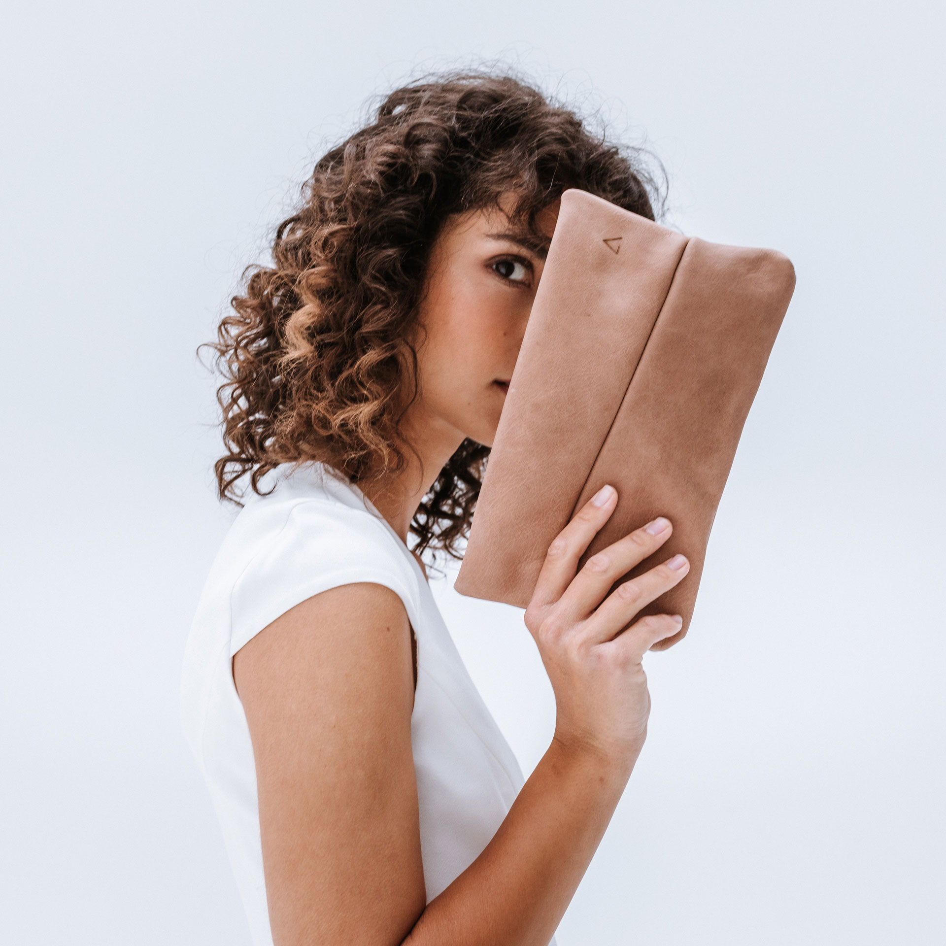 Model hält 3-in-1 Tasche Isa in der Farbe Hellbraun aus Naturleder in der Hand.