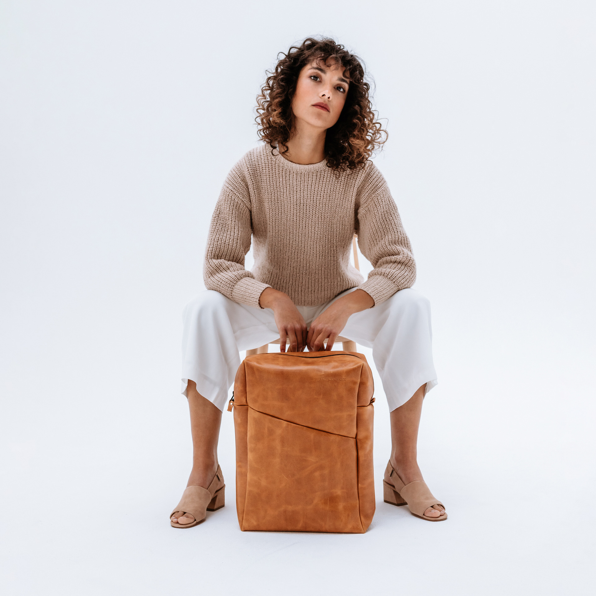 Model mit Rucksack Neo Large aus cognac geöltem Naturleder