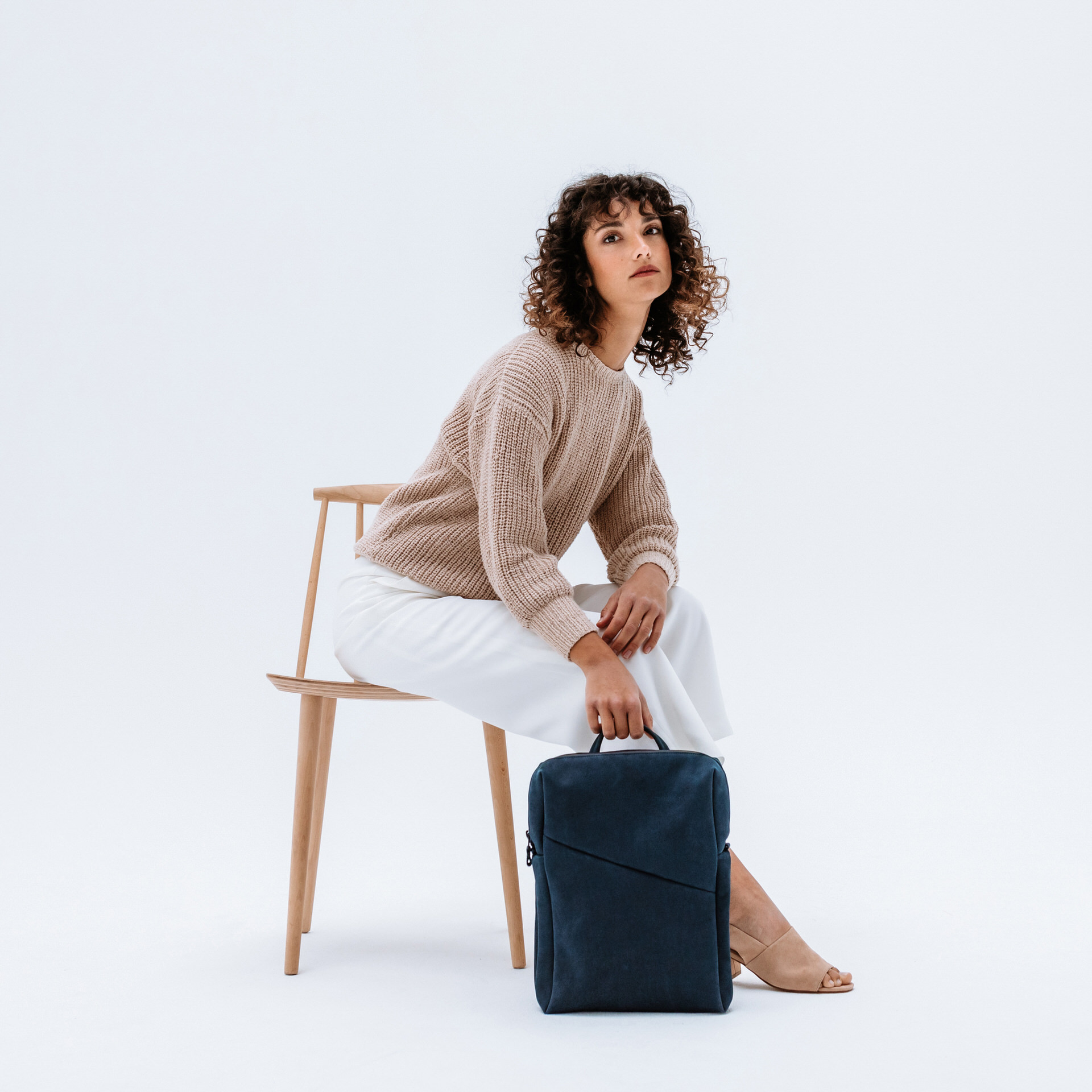 Model mit Rucksack Neo small aus dunkelblauem Naturleder