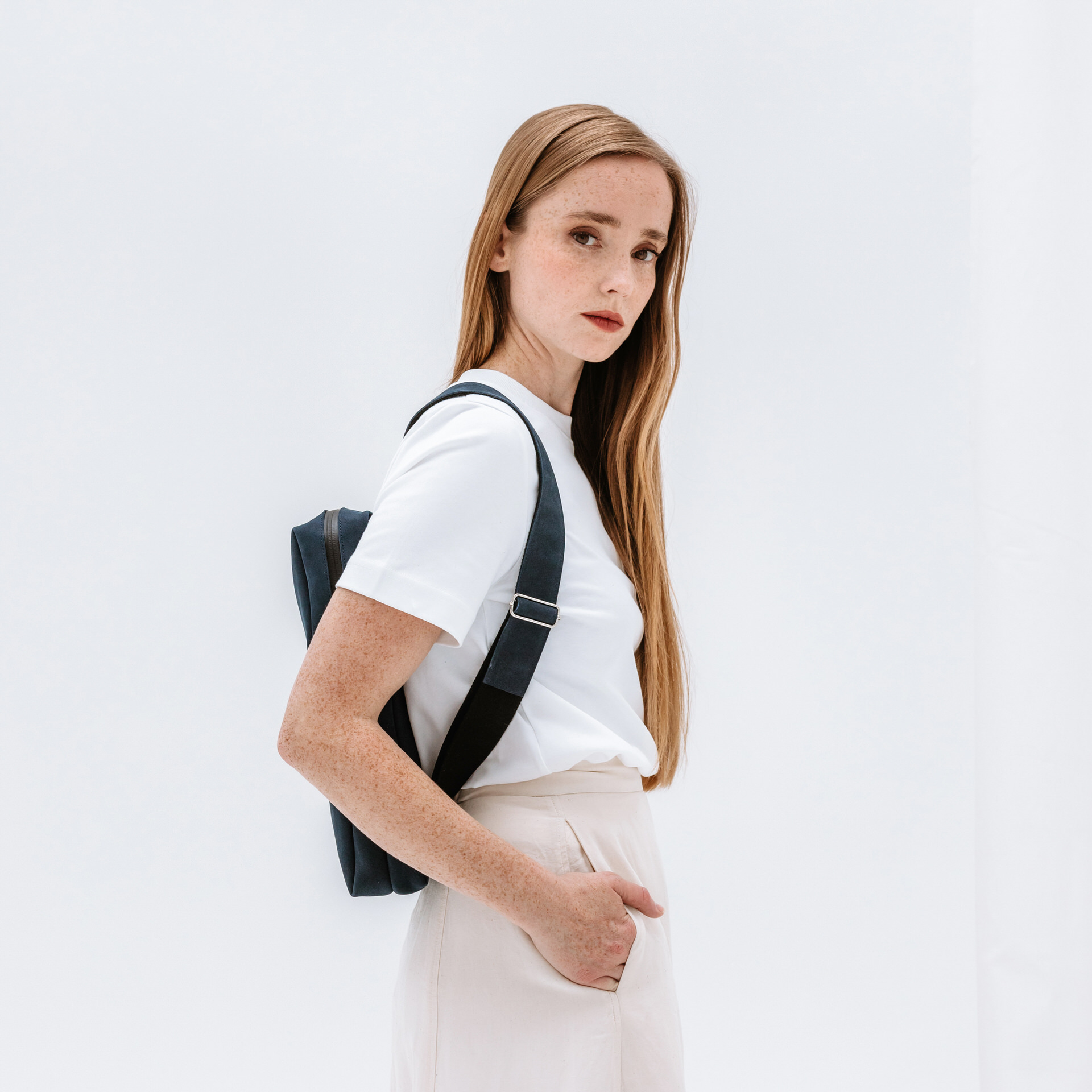 Model mit Rucksack Neo small aus dunkelblauem Naturleder