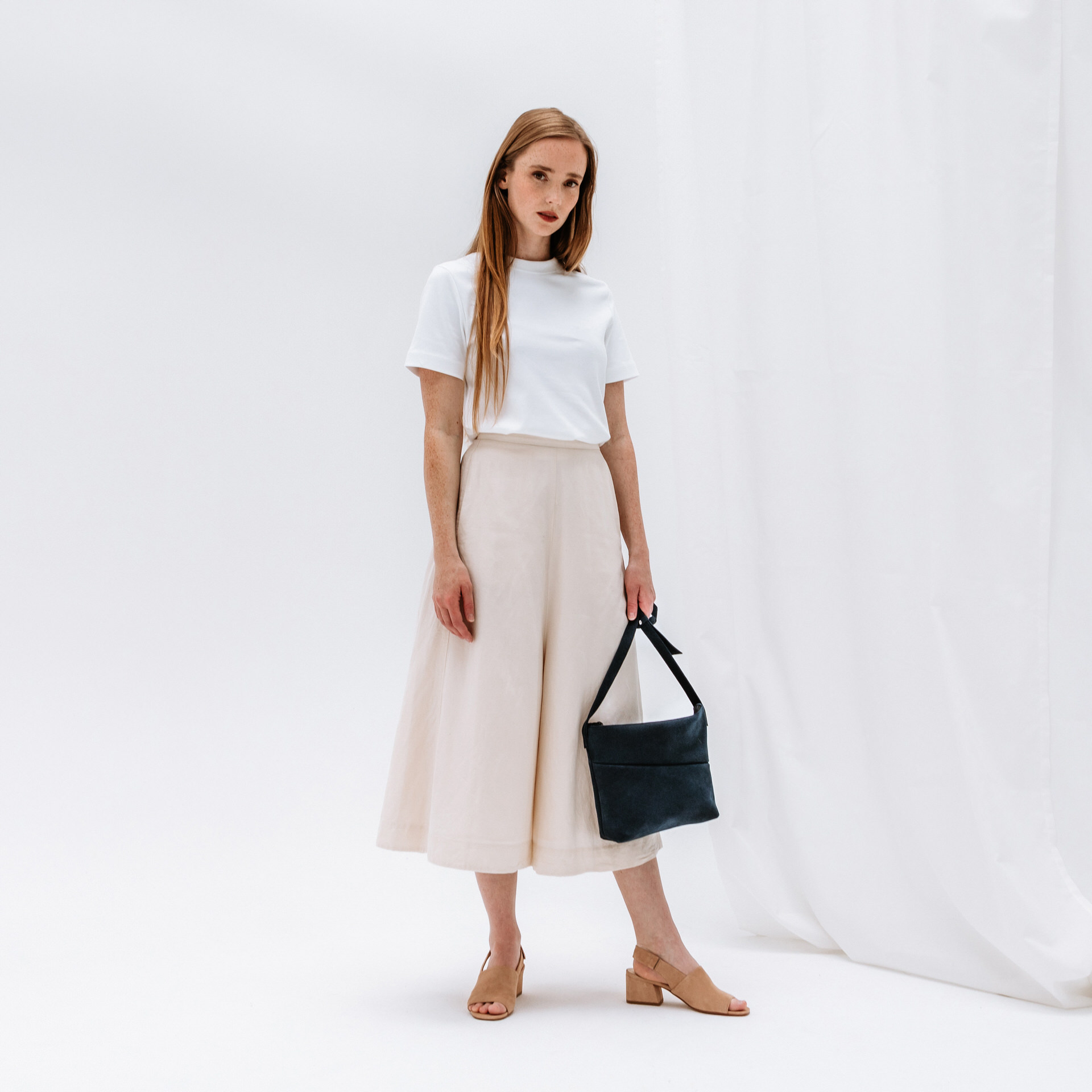 Model mit Umhängetasche Ida aus Kohlefarbenem Naturleder