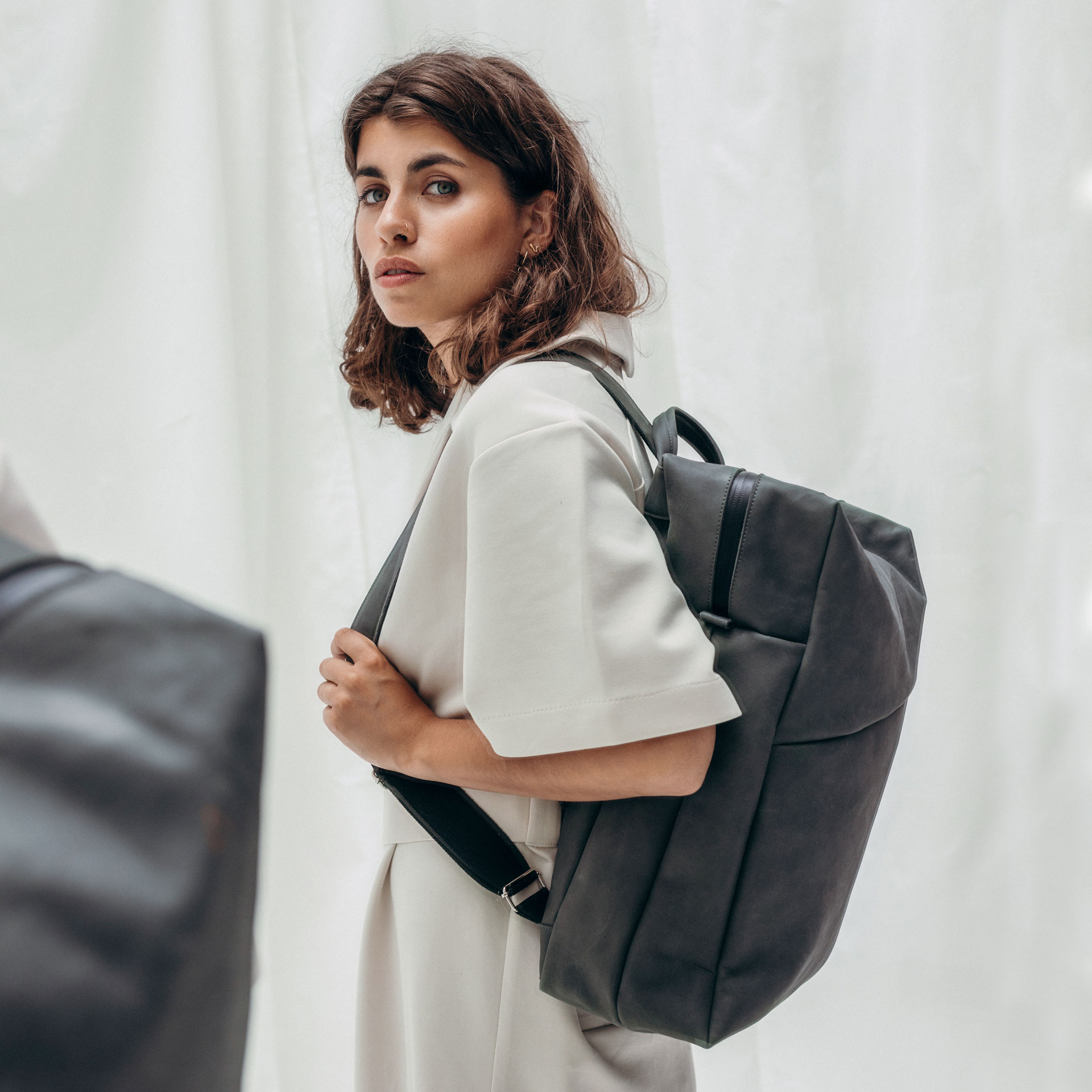 Model mit Rucksack Neo Large aus Steingrauem Naturleder