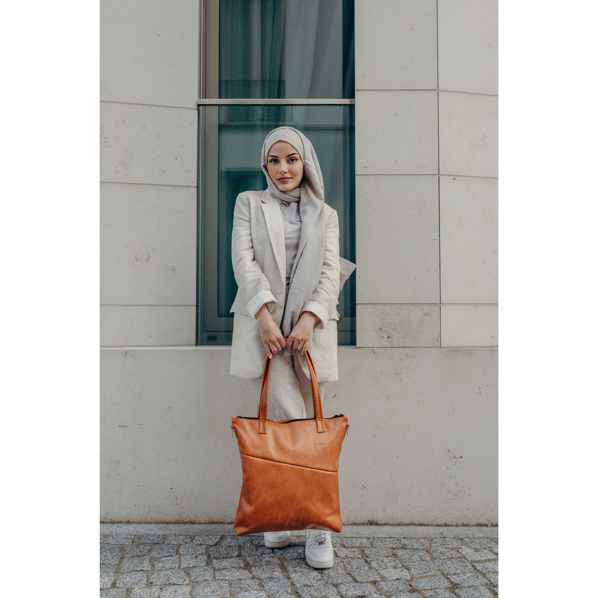 Model hält Shopper FIA in der Farbe Cognac geölt in den Händen.