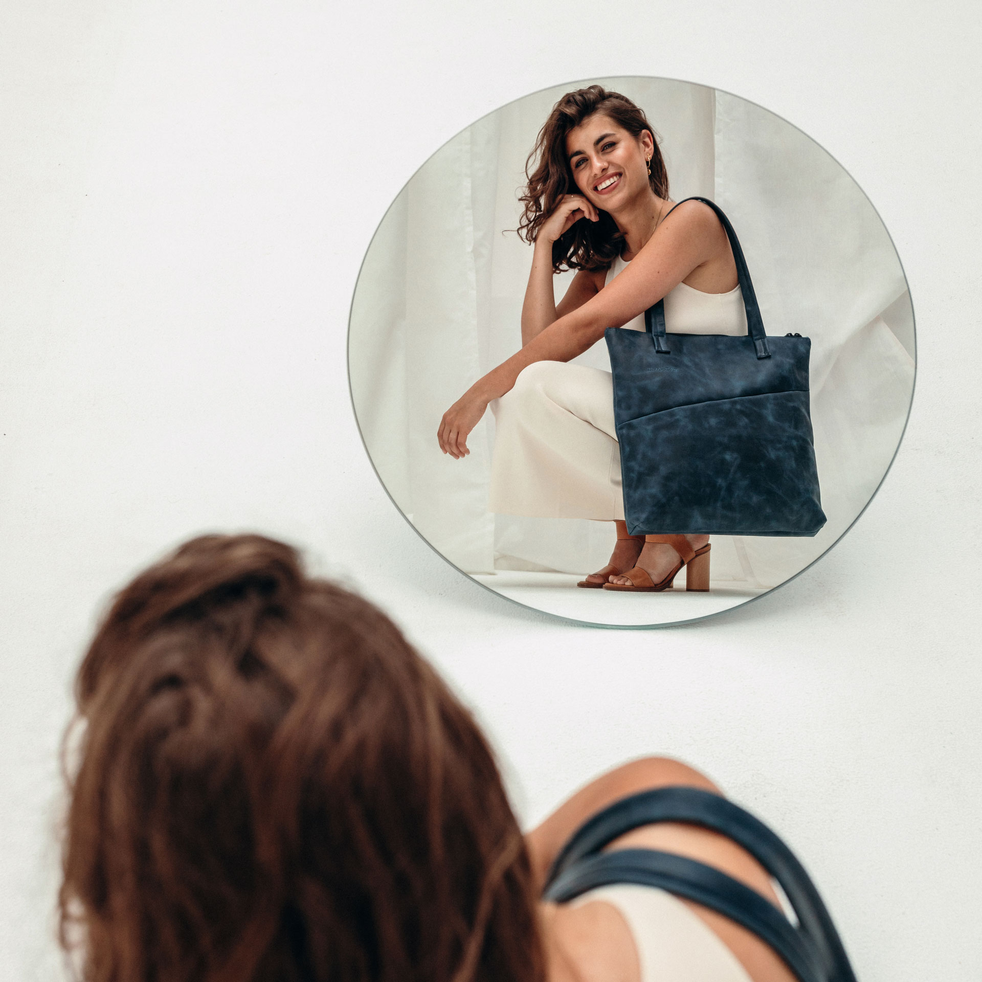 Shopper Fia in dunkelblau aus nachhaltigem Naturleder