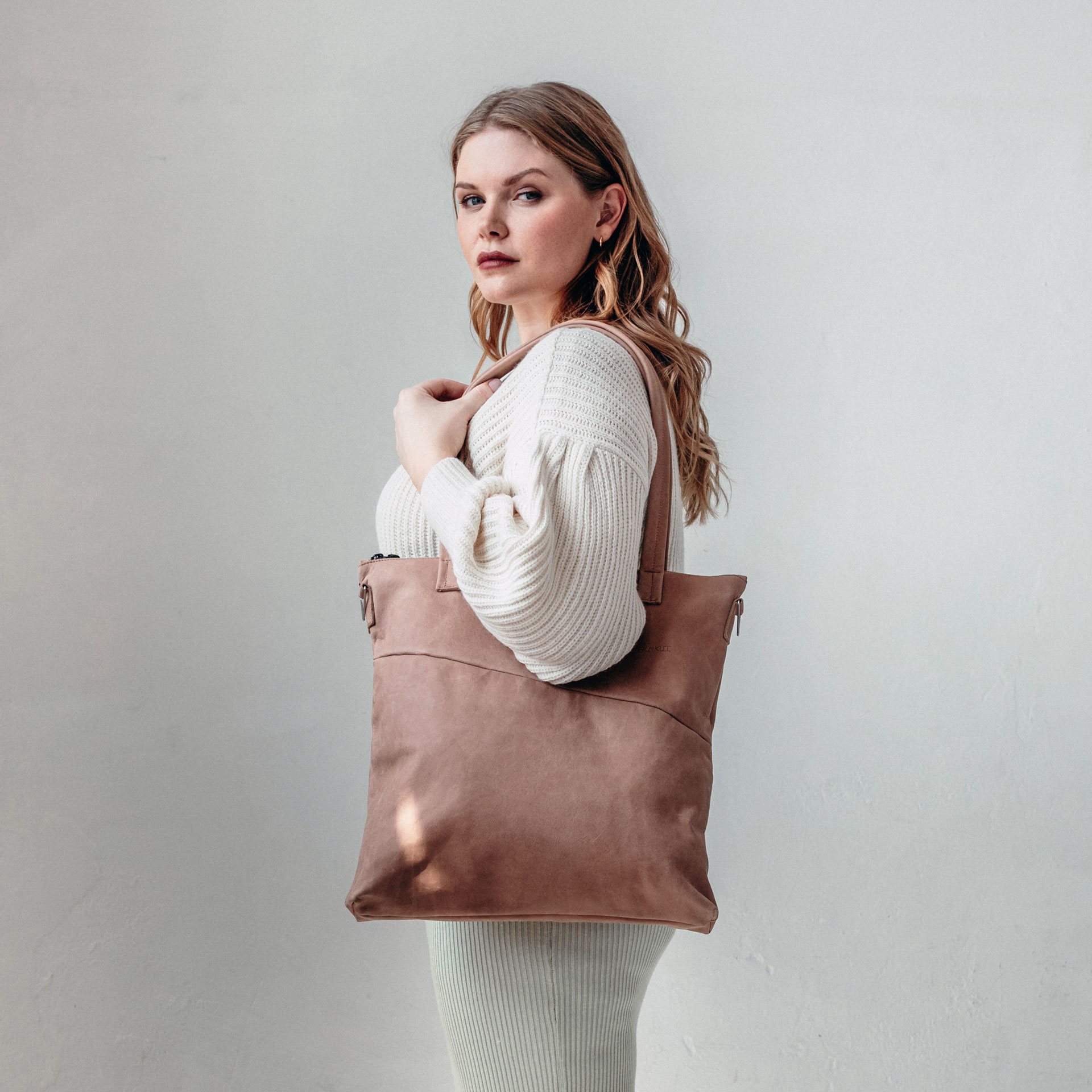 Model trägt Shopper FIA in der Farbe Hellbraun über der Schulter.