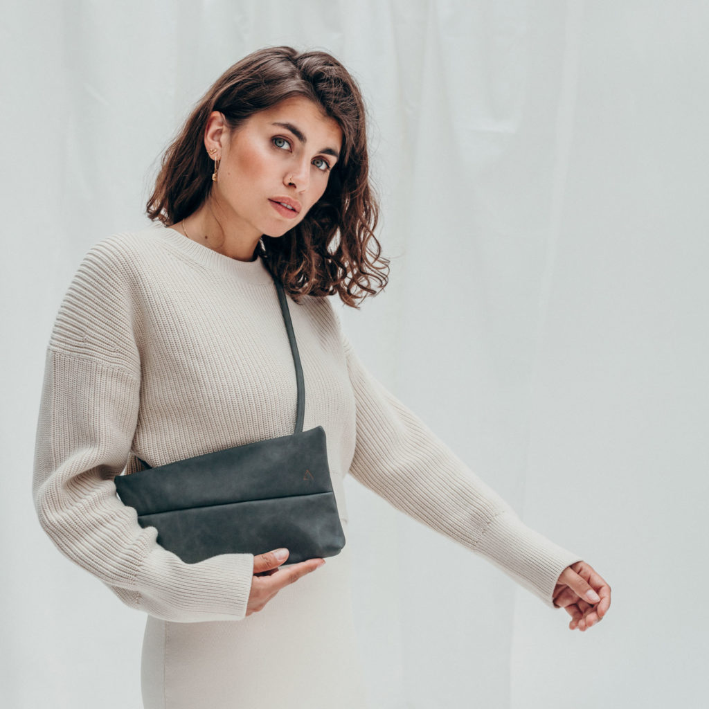 Umhängetasche Isa 3 in 1 aus nachhaltigem steingrauen Naturleder
