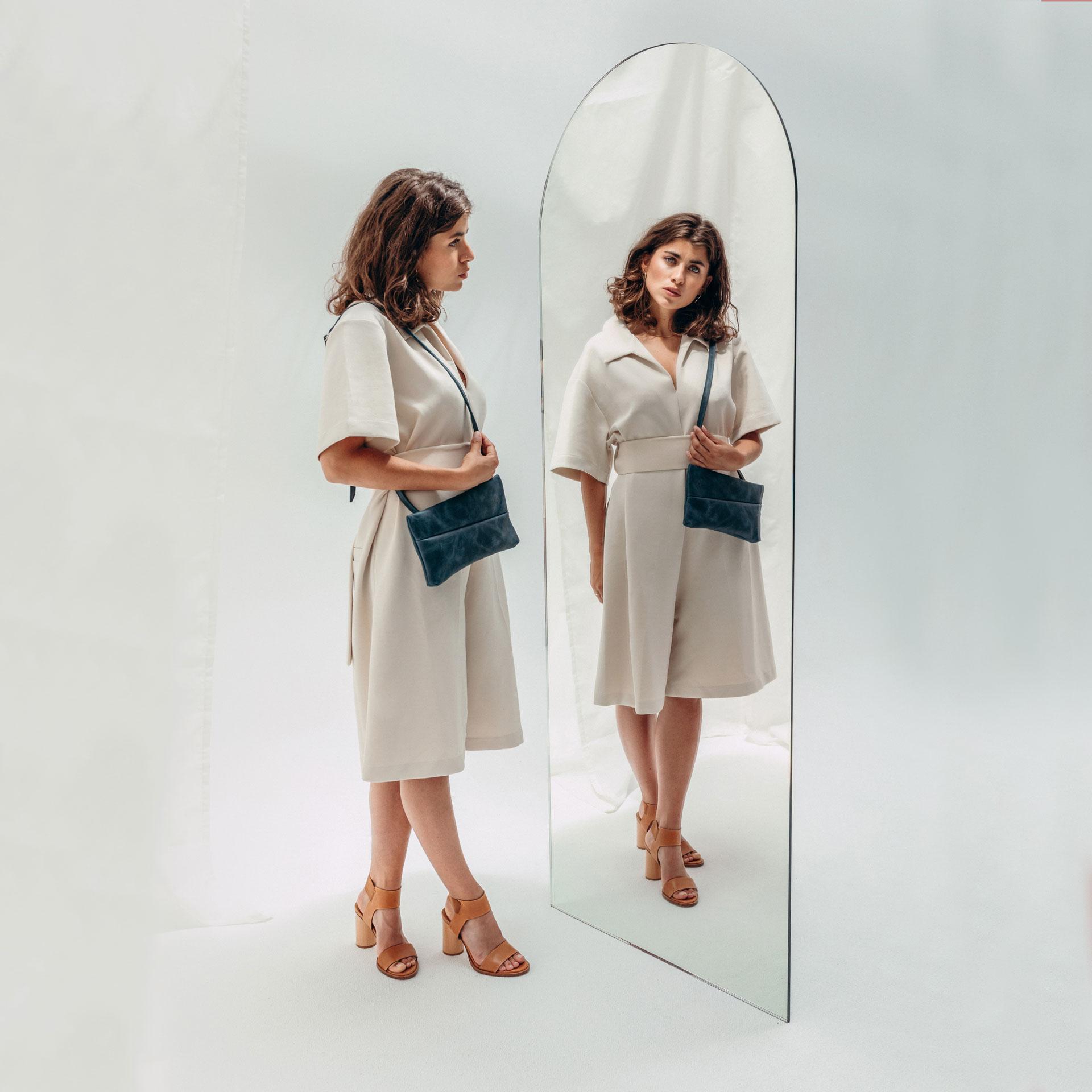 Model mit 3 in 1 Tasche Isa in dunkelblau Naturleder