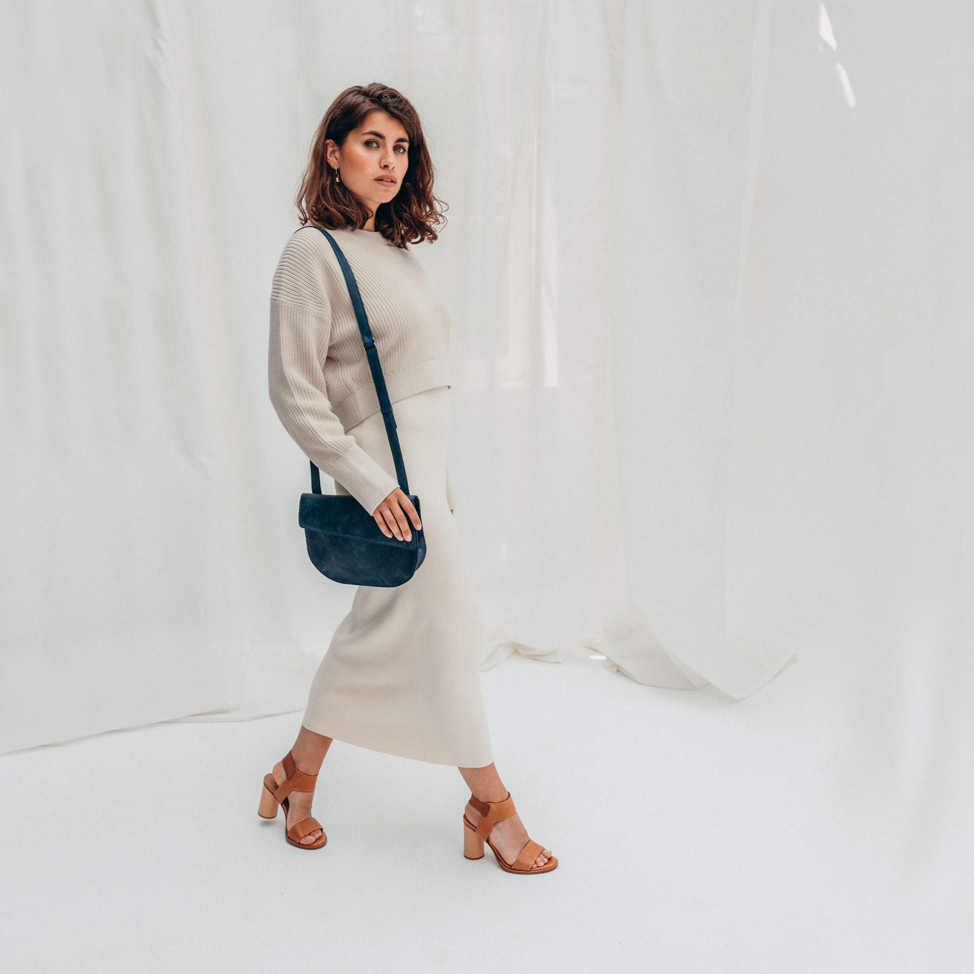 Model mit Umhängetasche Bea aus blauem Naturleder