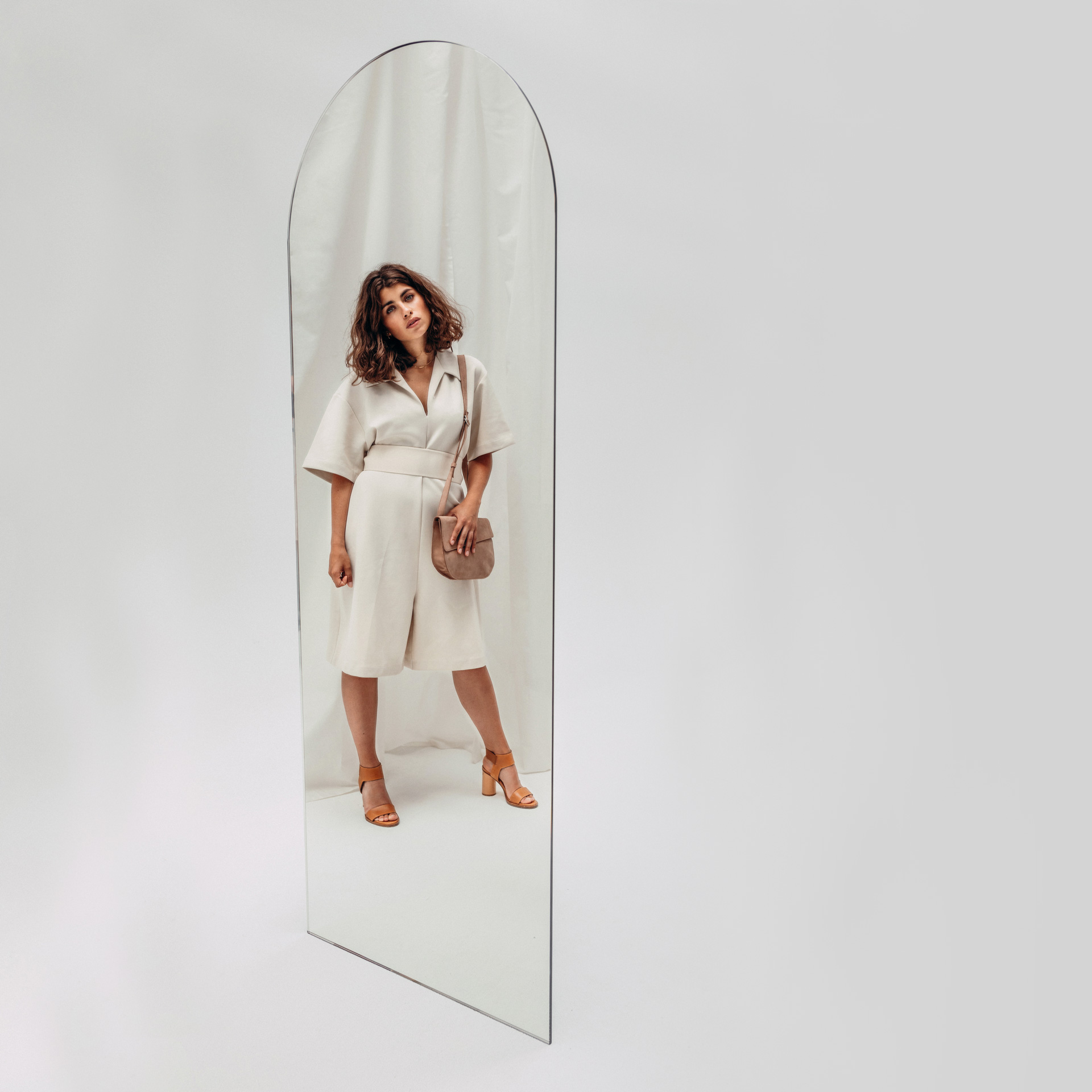 Model mit Bea aus hellbraunem Naturleder