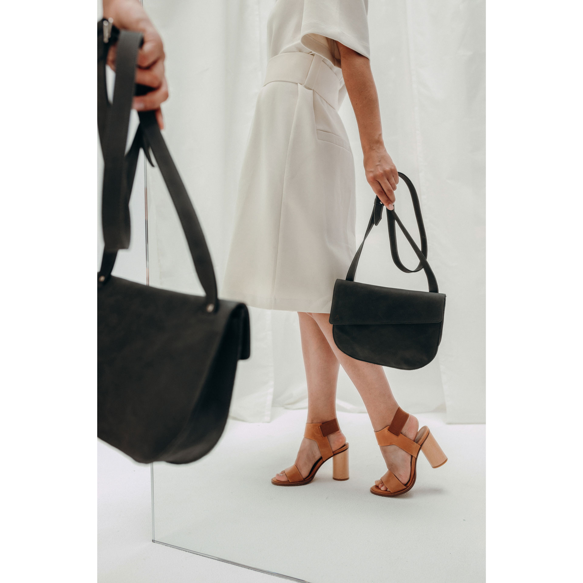 Model trägt Bea in Kohle aus Naturleder