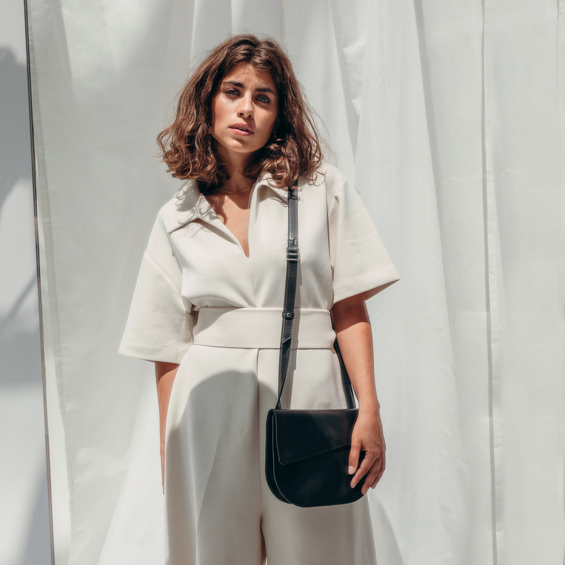 Model mit Umhängetasche Bea aus schwarzem geölten Naturleder