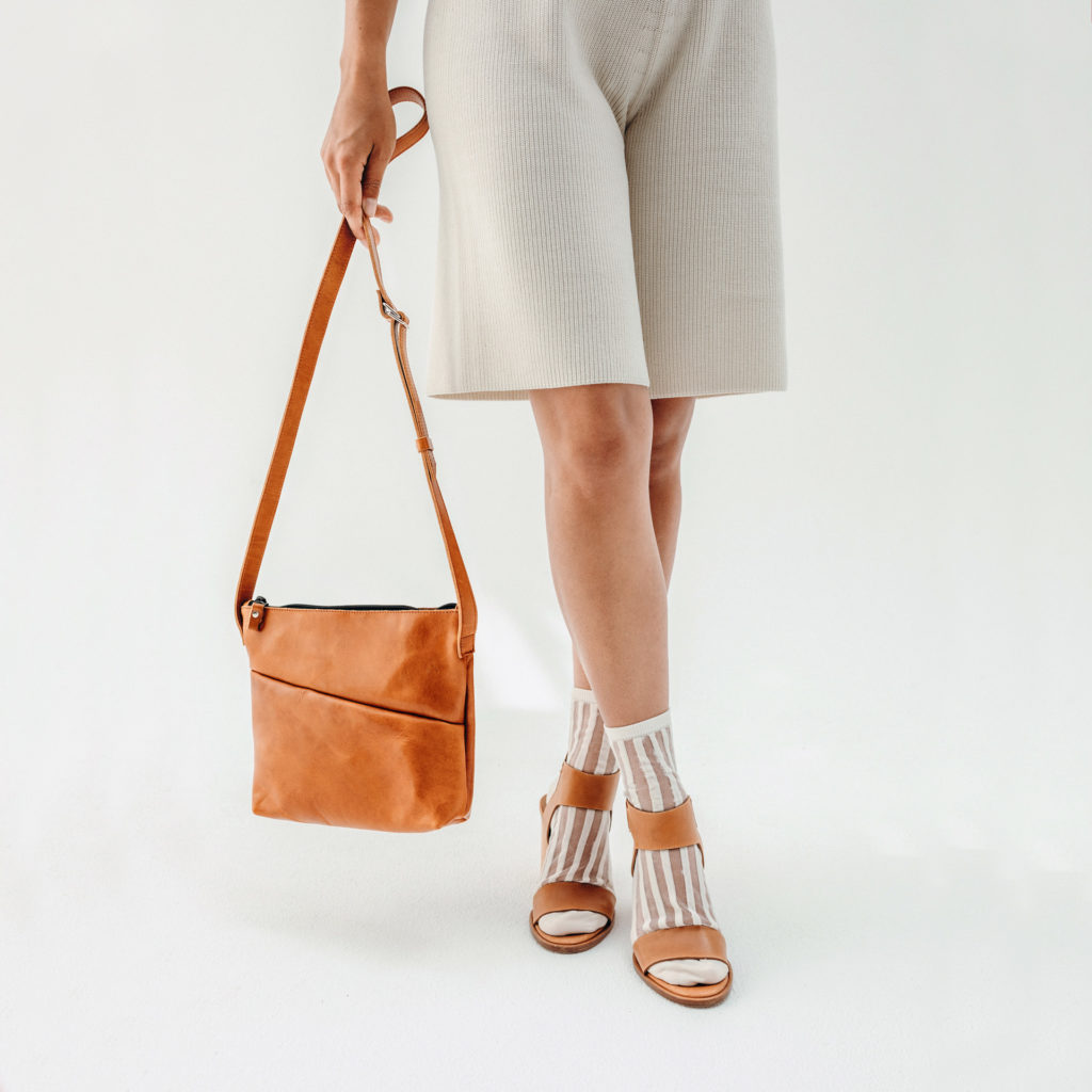 Model mit Umhängetasche Ida aus cognacfarbenem geölten Naturleder