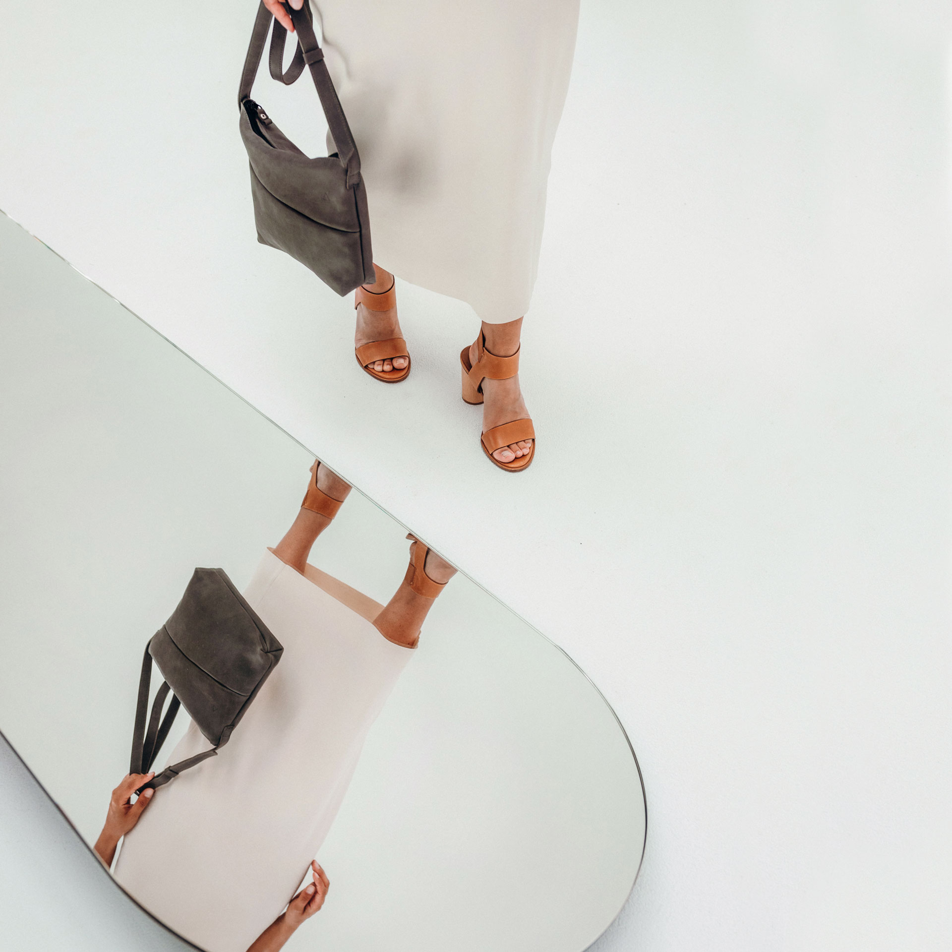 Steingraue Umhängetasche Ida aus nachhaltigem steingrauen Naturleder