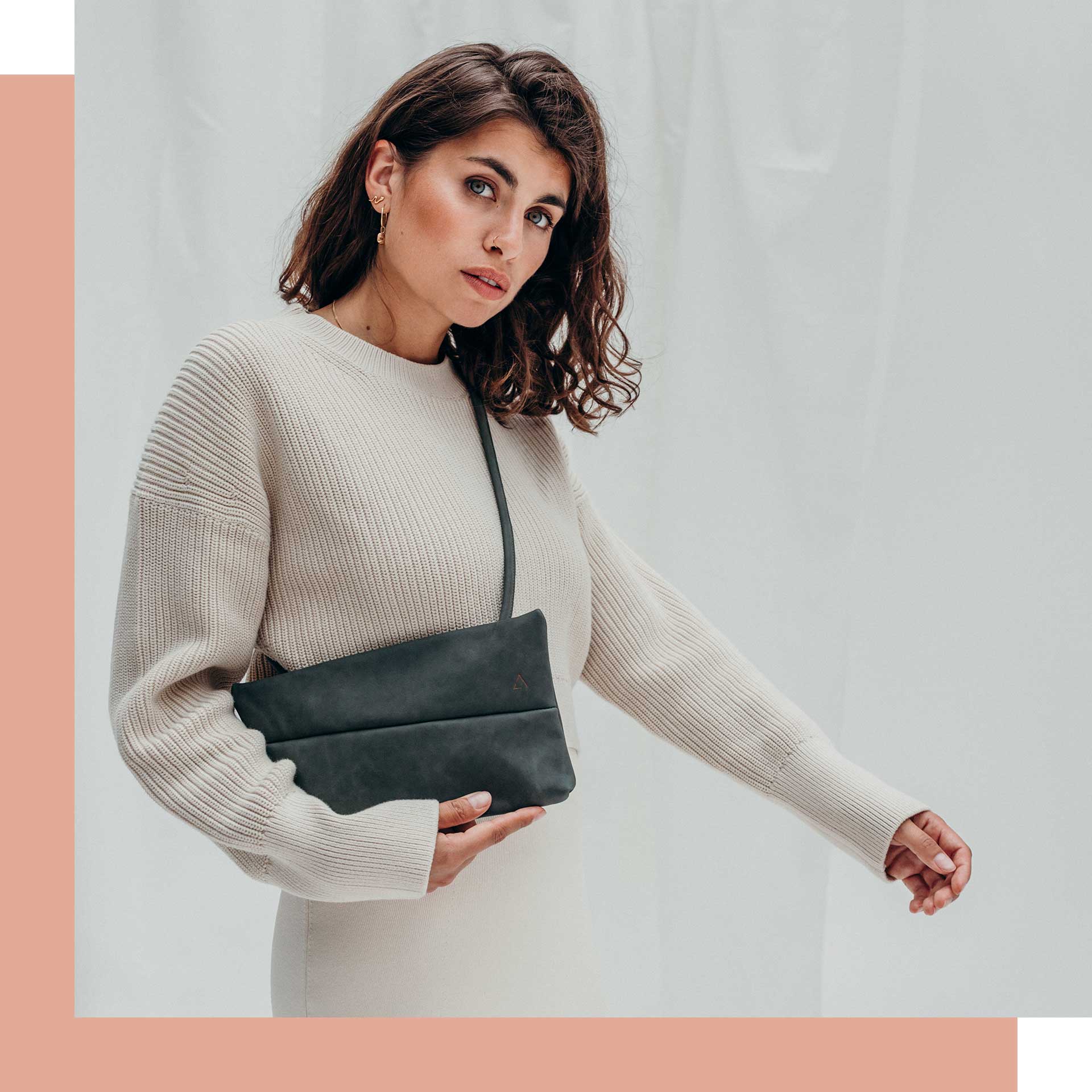 Model Florentina mit 3-in-1 Tasche ISA in der Farbe steingrau