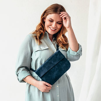 Unsere Crossbody Bags gibt es als kleine Handytasche bis hin zur großen Bauchtasche, die du quer über die Schulter tragen kannst.