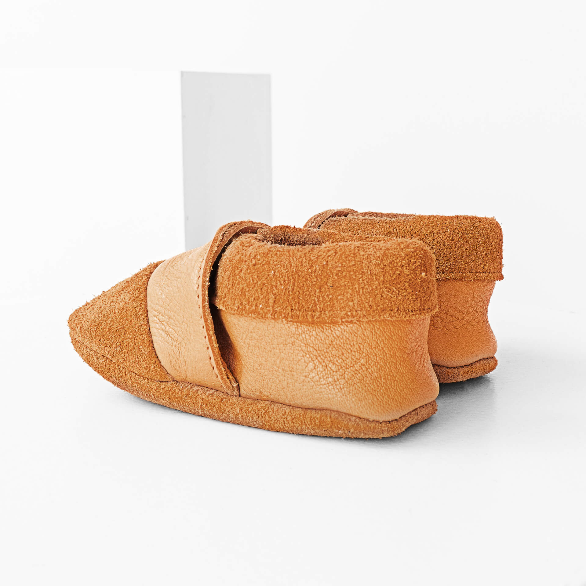 Seitliche Rückansicht der Lauflernschuhe MOQ aus nachhaltigem Naturleder in Cognac