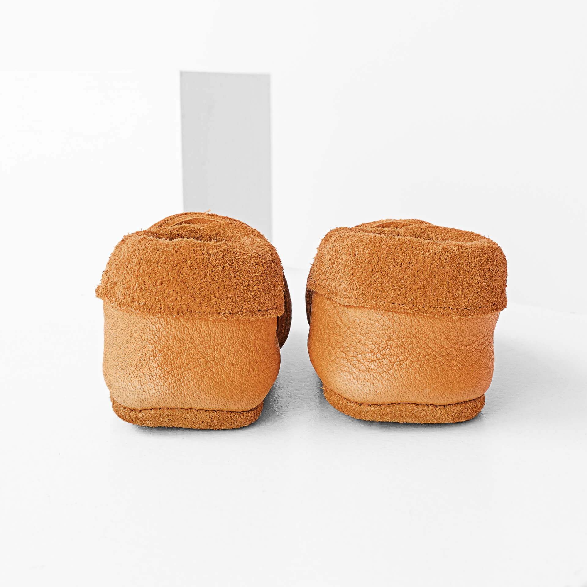 Rückansicht der Lauflernschuhe MOQ aus nachhaltigem Naturleder in Cognac