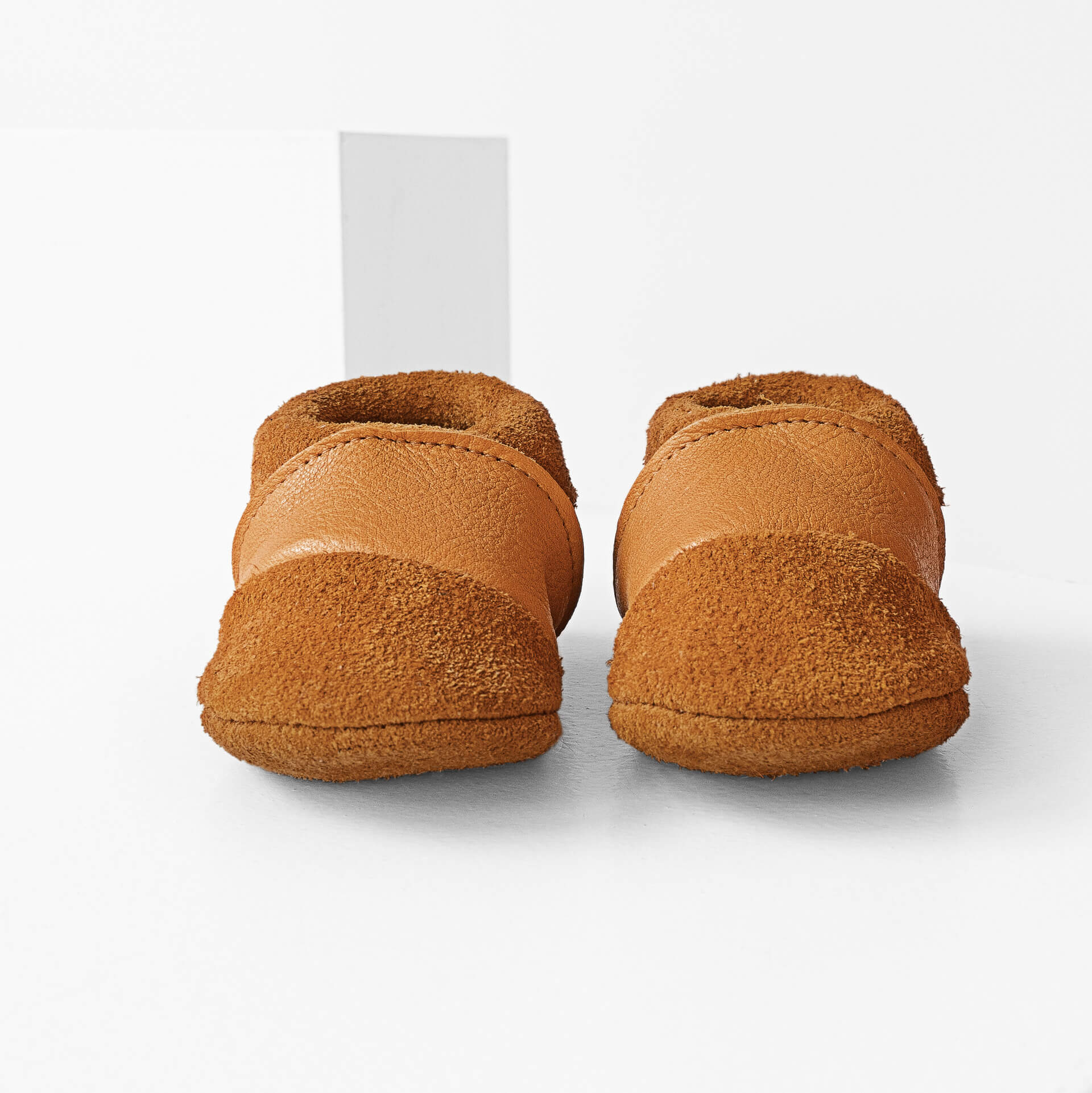 Vorderansicht der Lauflernschuhe MOQ aus nachhaltigem Naturleder in Cognac