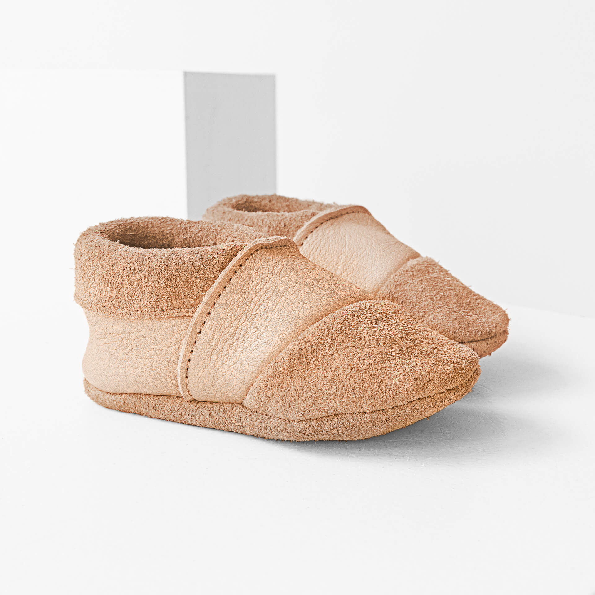 Seitliche Vorderansicht der Lauflernschuhe MOQ aus nachhaltigem Naturleder in Beige