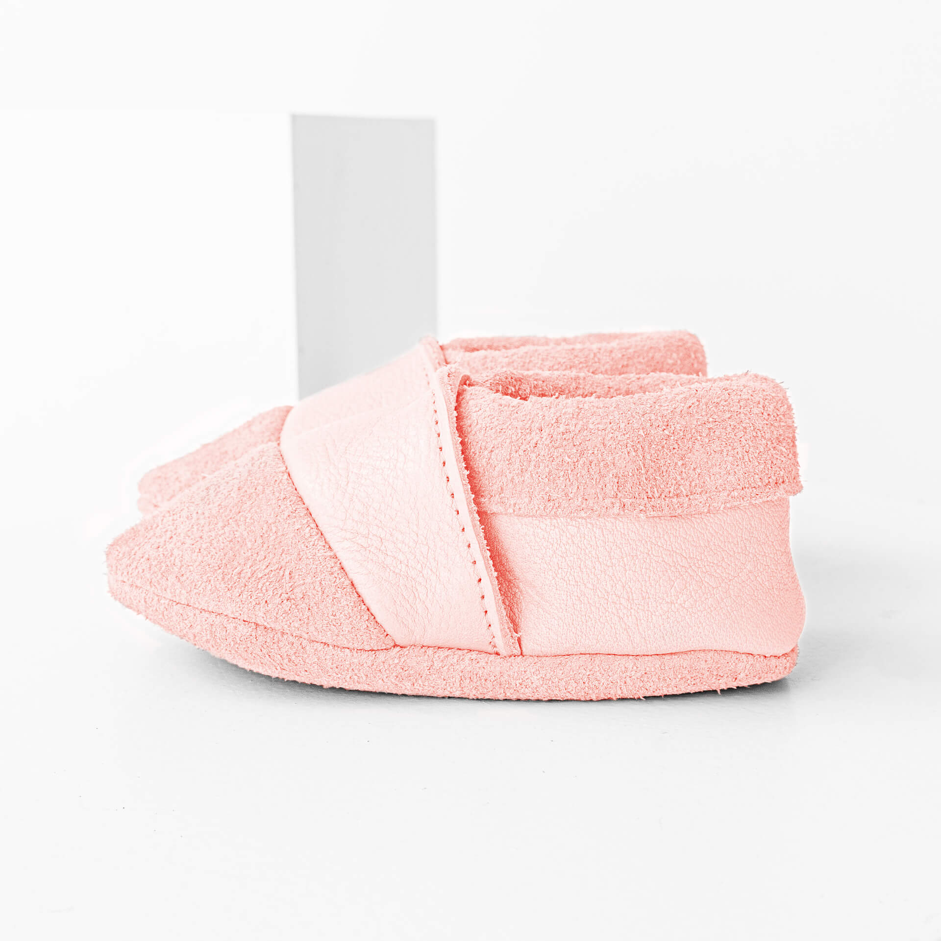 Seitenansicht der Lauflernschuhe MOQ aus nachhaltigem Naturleder in Rosa