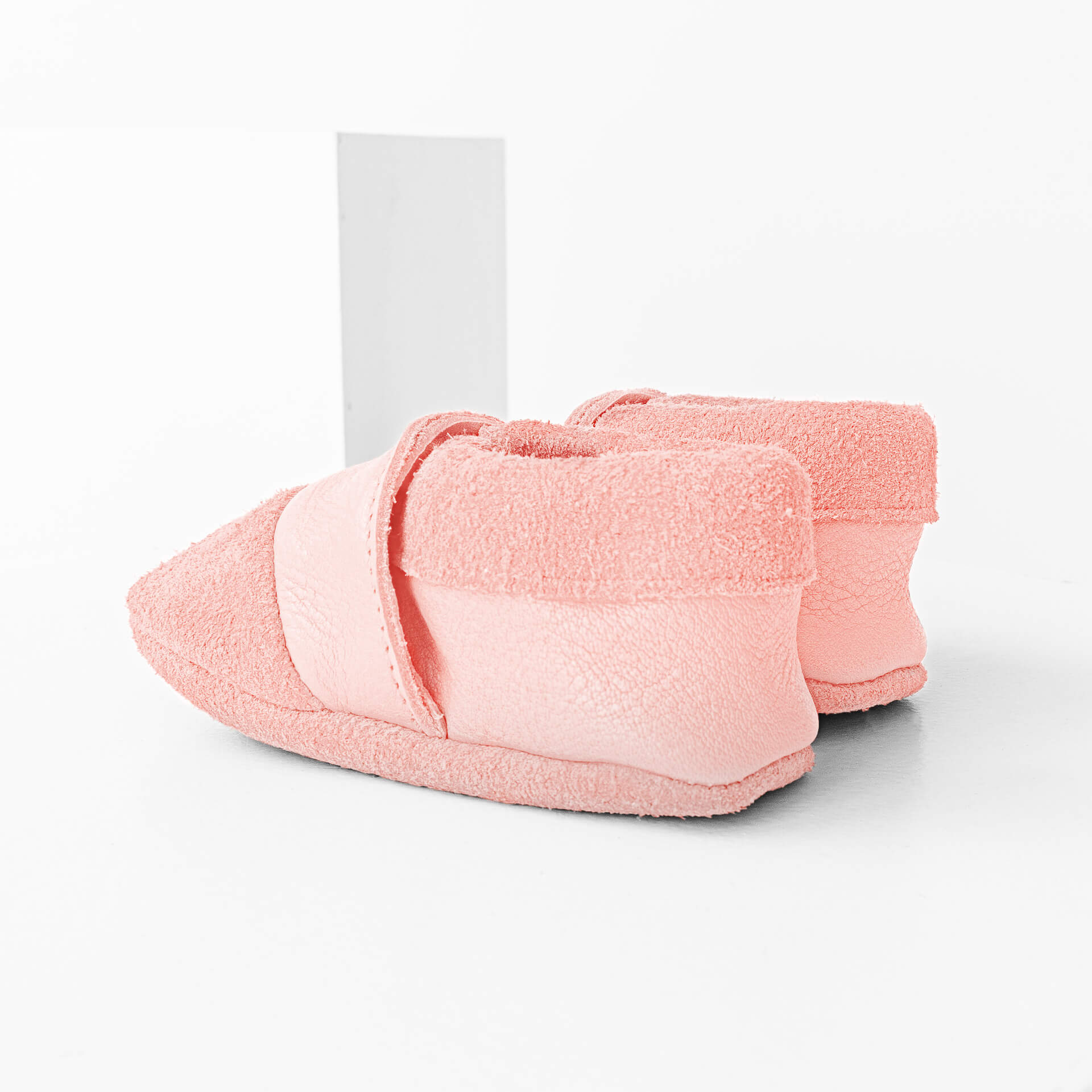 Seitliche Rückansicht der Lauflernschuhe MOQ aus nachhaltigem Naturleder in Rosa