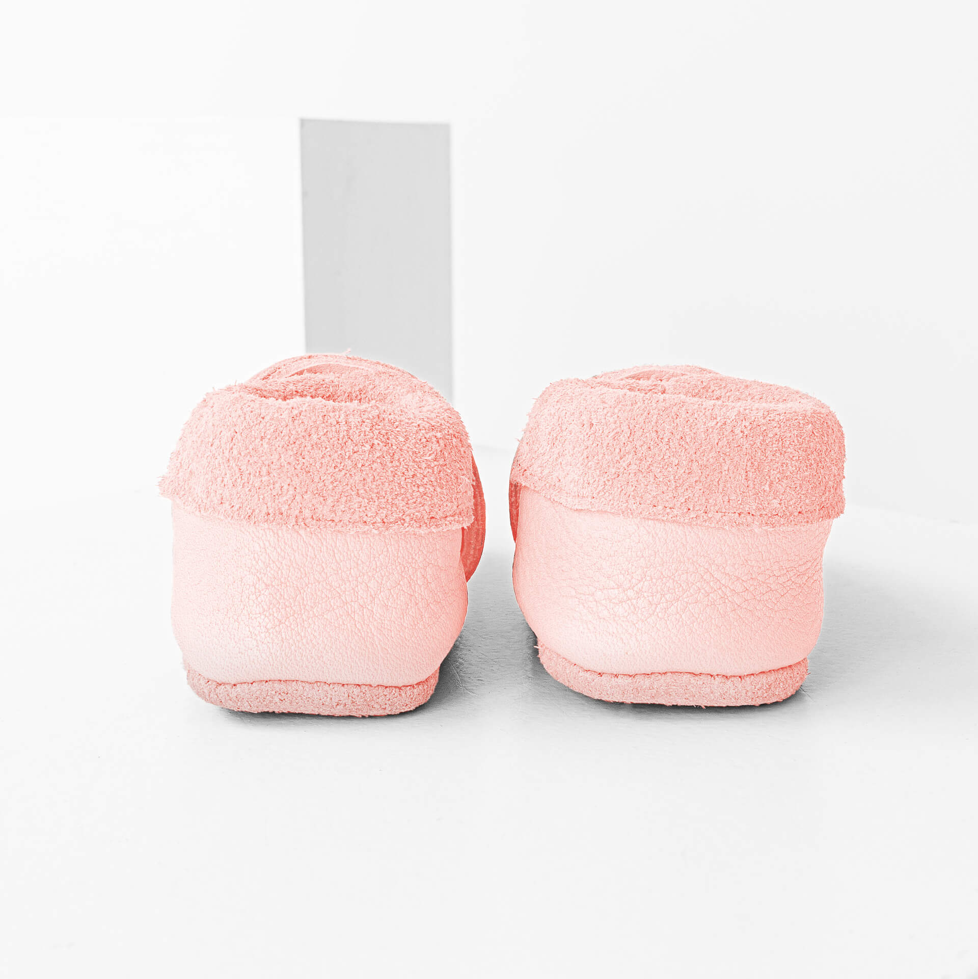 Rückseite der Lauflernschuhe MOQ aus nachhaltigem Naturleder in Rosa