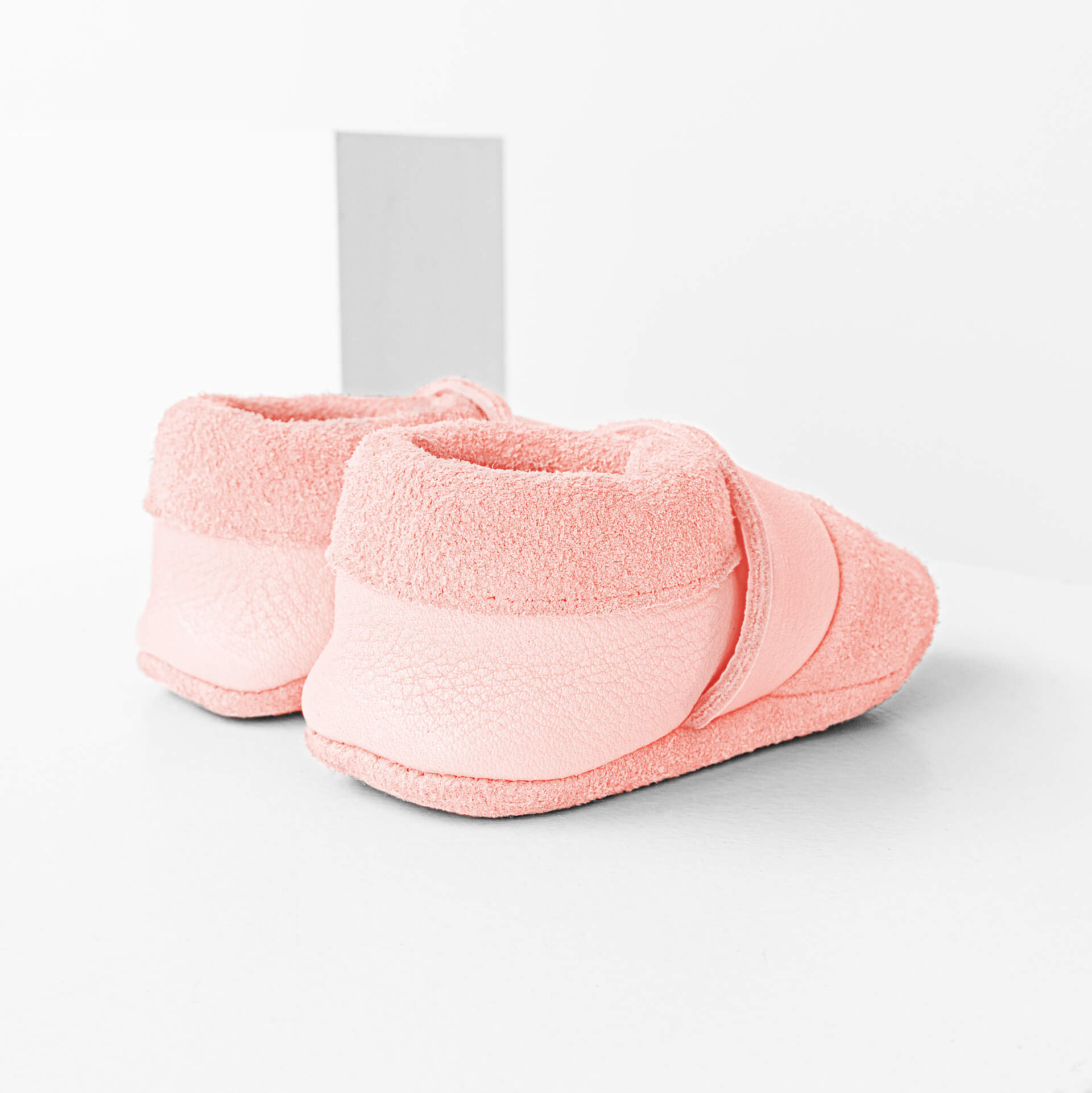 Seitliche Rückansicht der Lauflernschuhe MOQ aus nachhaltigem Naturleder in Rosa