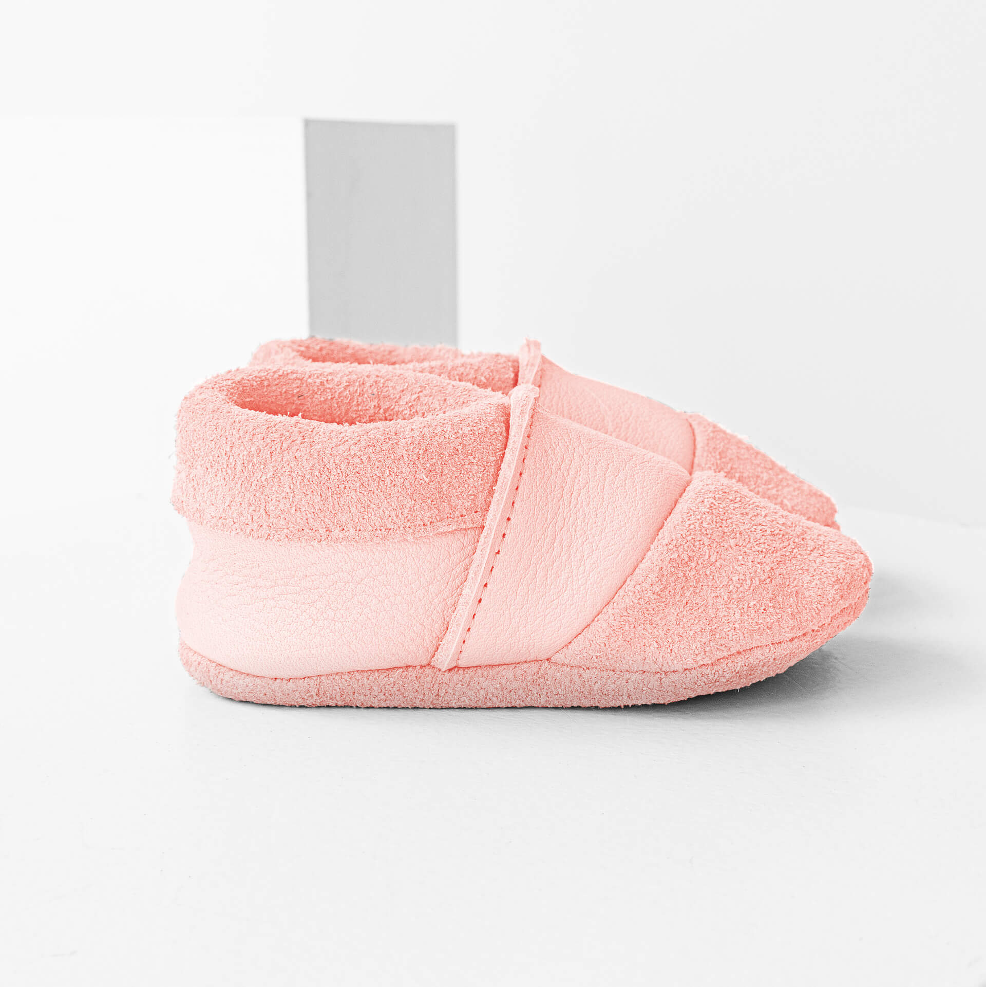 Seitenansicht der Lauflernschuhe MOQ aus nachhaltigem Naturleder in Rosa