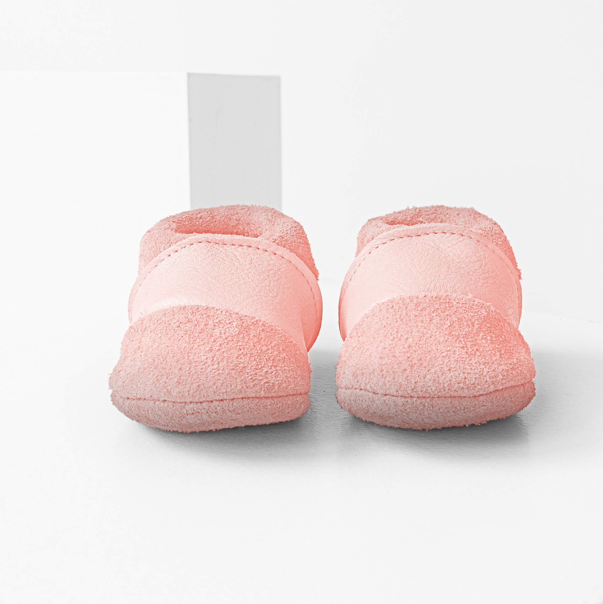 Vorderansicht der Lauflernschuhe MOQ aus nachhaltigem Naturleder in Rosa