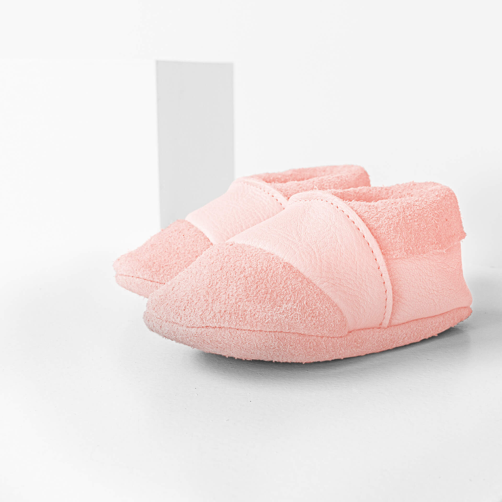 Seitliche Vorderansicht der Lauflernschuhe MOQ aus nachhaltigem Naturleder in Rosa