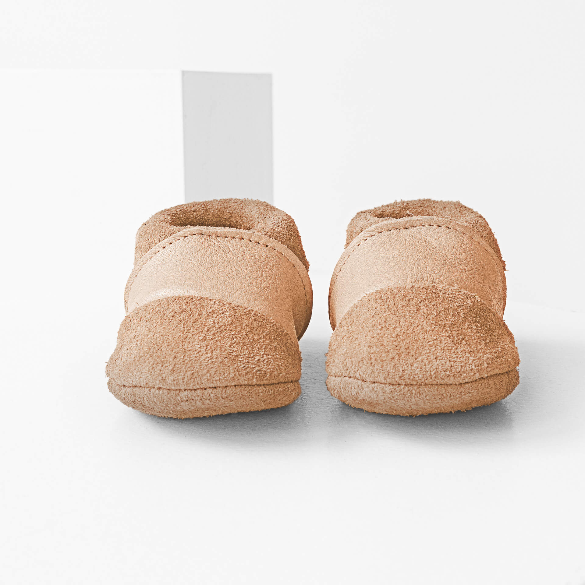 Vorderansicht der Lauflernschuhe MOQ aus nachhaltigem Naturleder in Beige