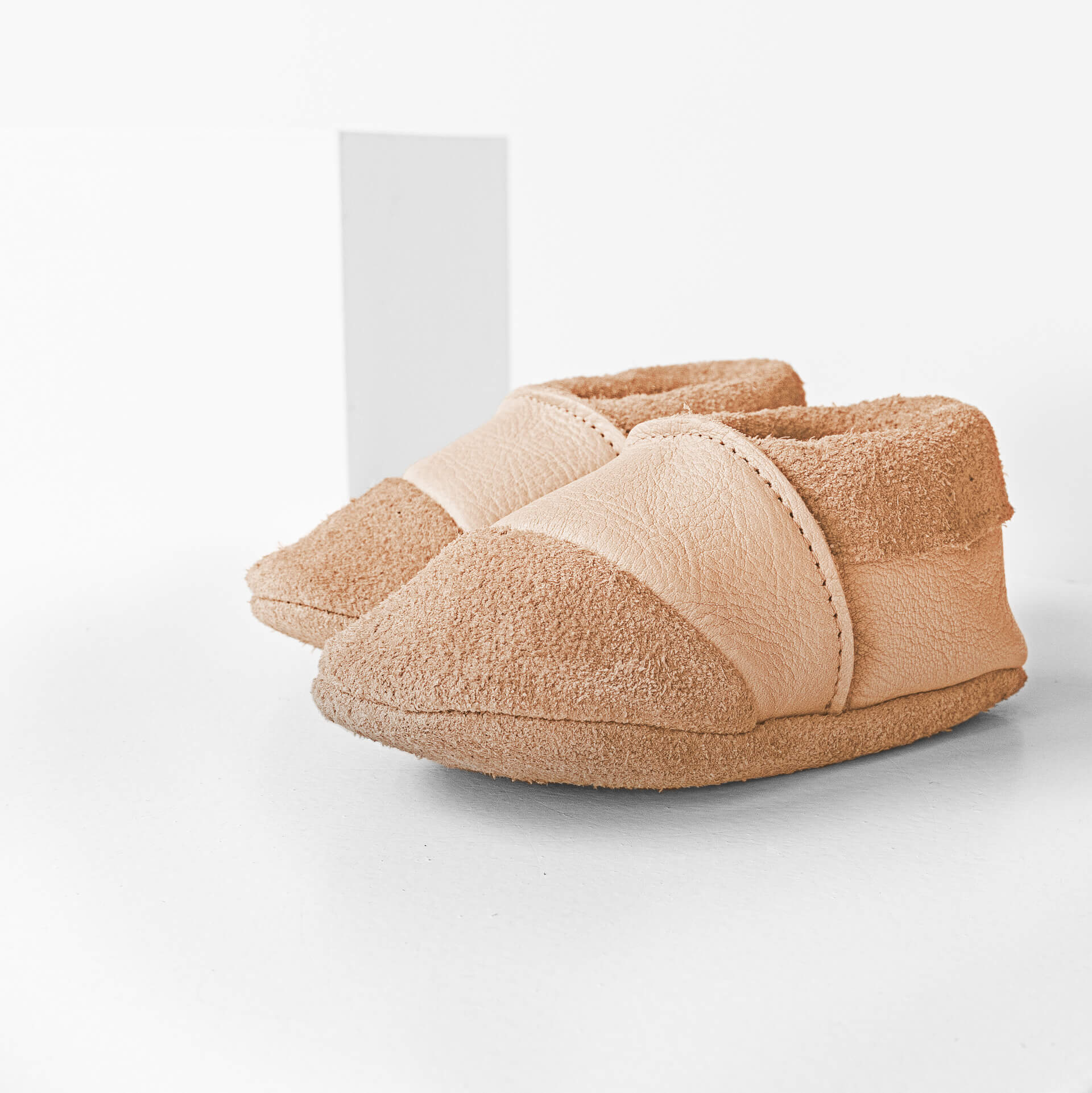 Seitliche Vorderansicht der Lauflernschuhe MOQ aus nachhaltigem Naturleder in Beige