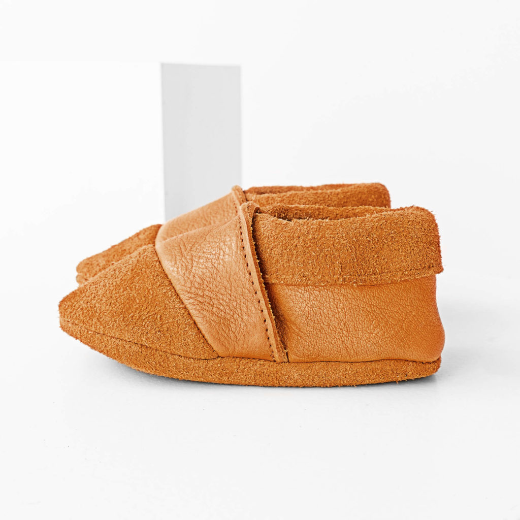 Seitenansicht der Lauflernschuhe MOQ aus nachhaltigem Naturleder in Cognac