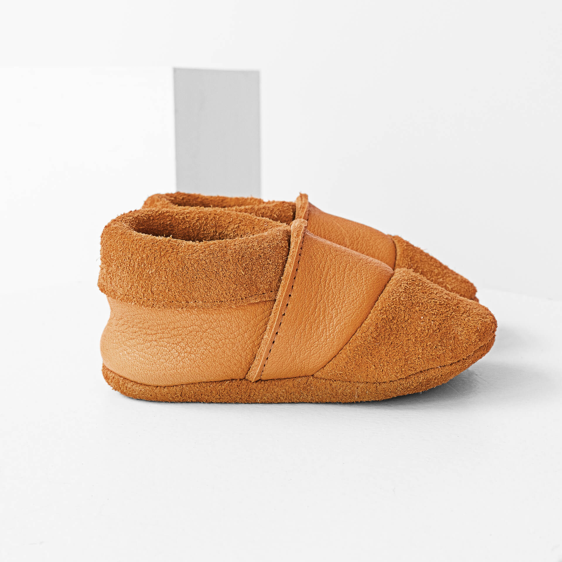 Seitenansicht der Lauflernschuhe MOQ aus nachhaltigem Naturleder in Cognac