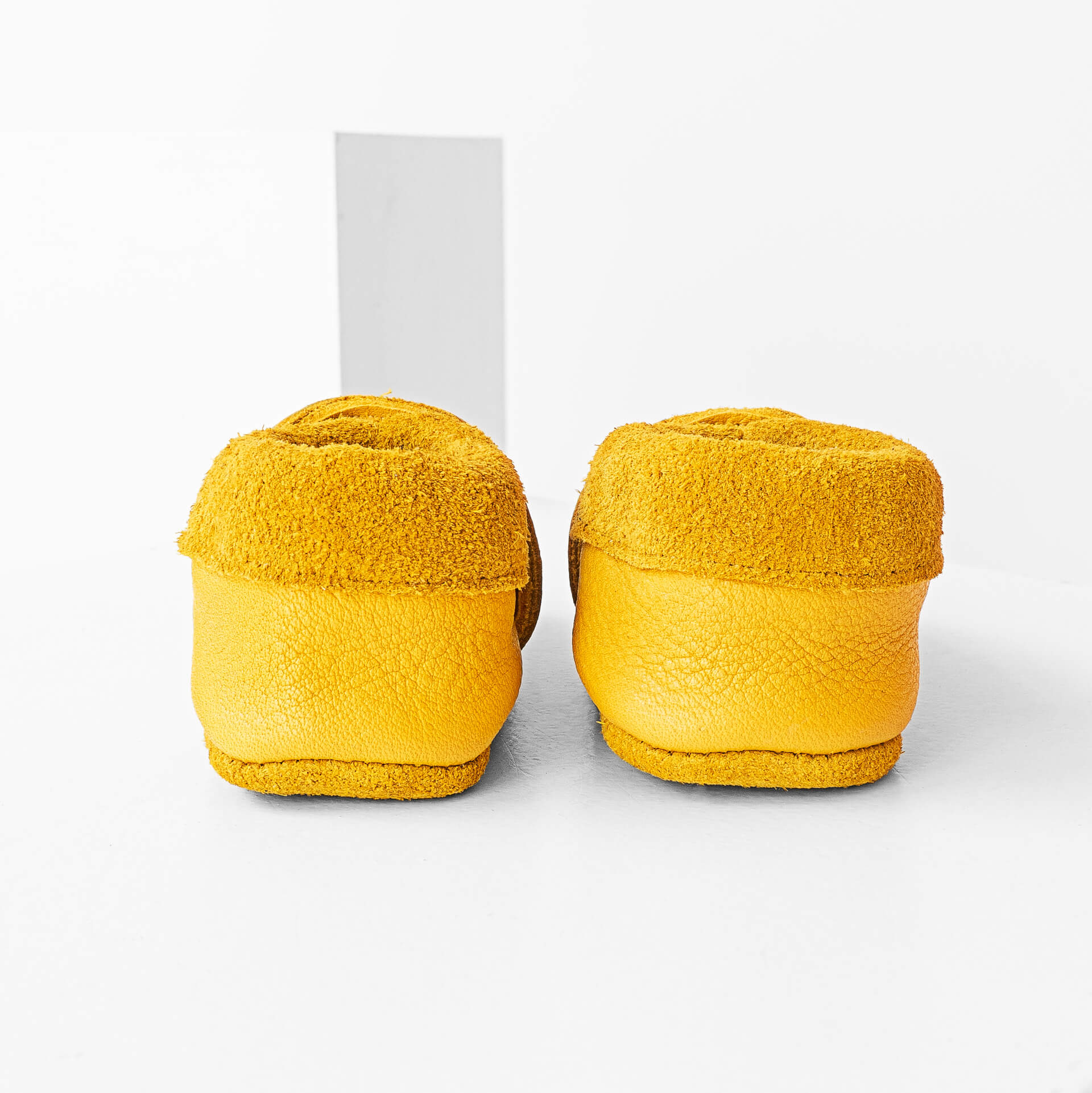 Rückansicht der Lauflernschuhe MOQ aus nachhaltigem Naturleder in Curry