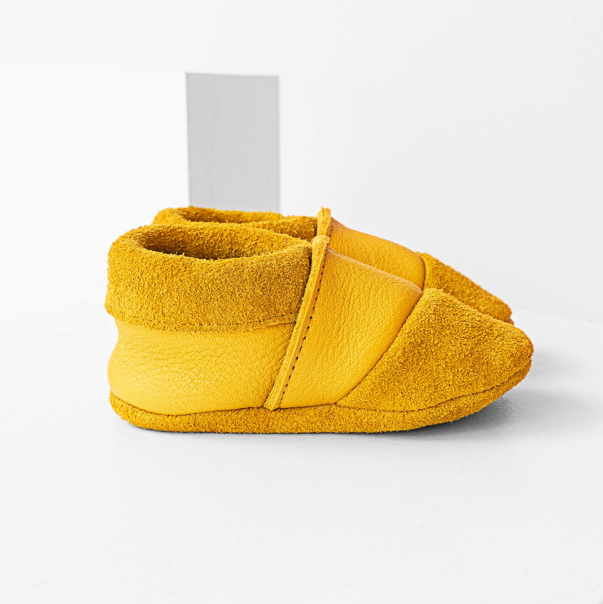 Seitenansicht der Lauflernschuhe MOQ aus nachhaltigem Naturleder in Curry