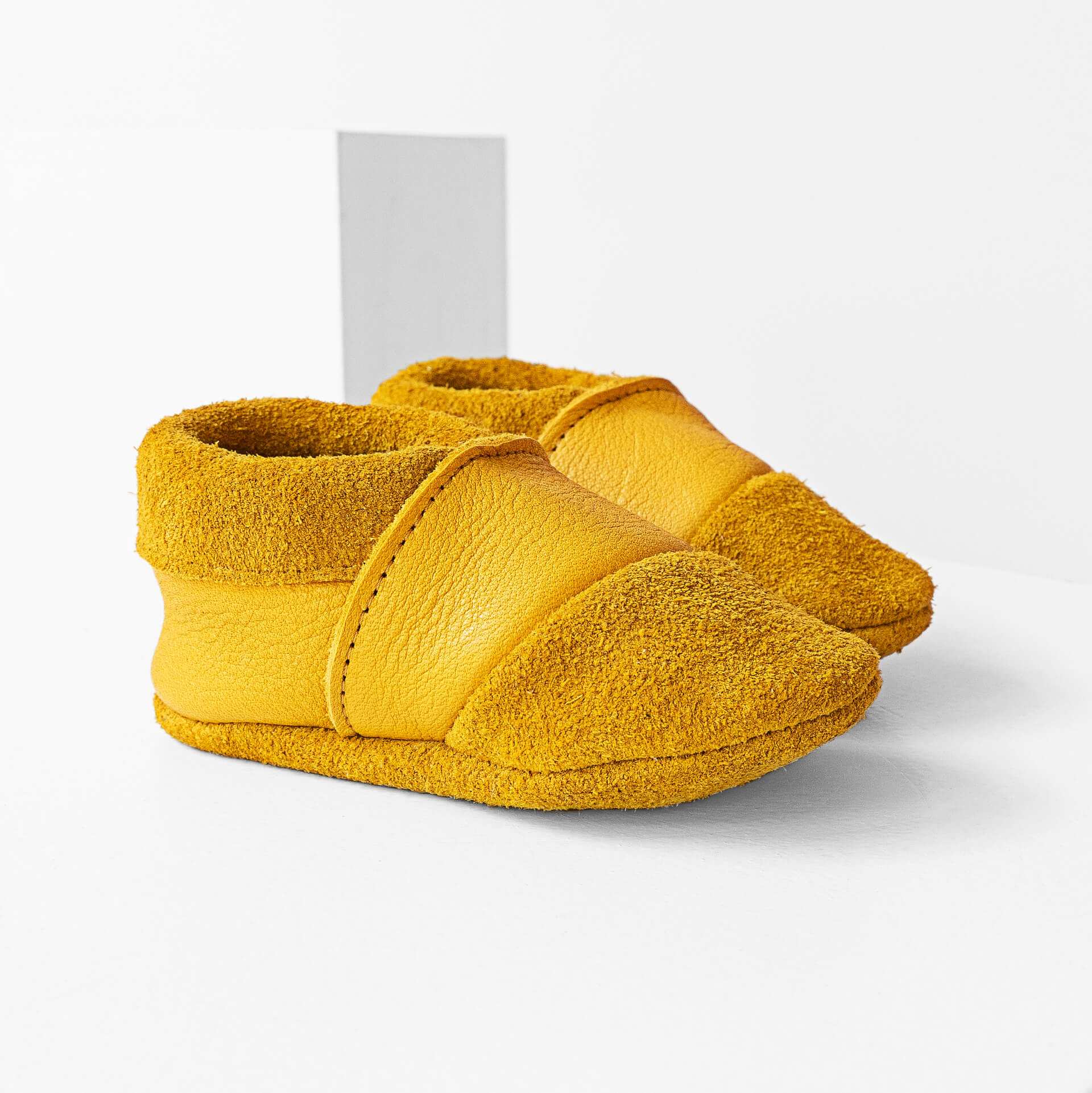 Seitliche Vorderansicht der Lauflernschuhe MOQ aus nachhaltigem Naturleder in Curry