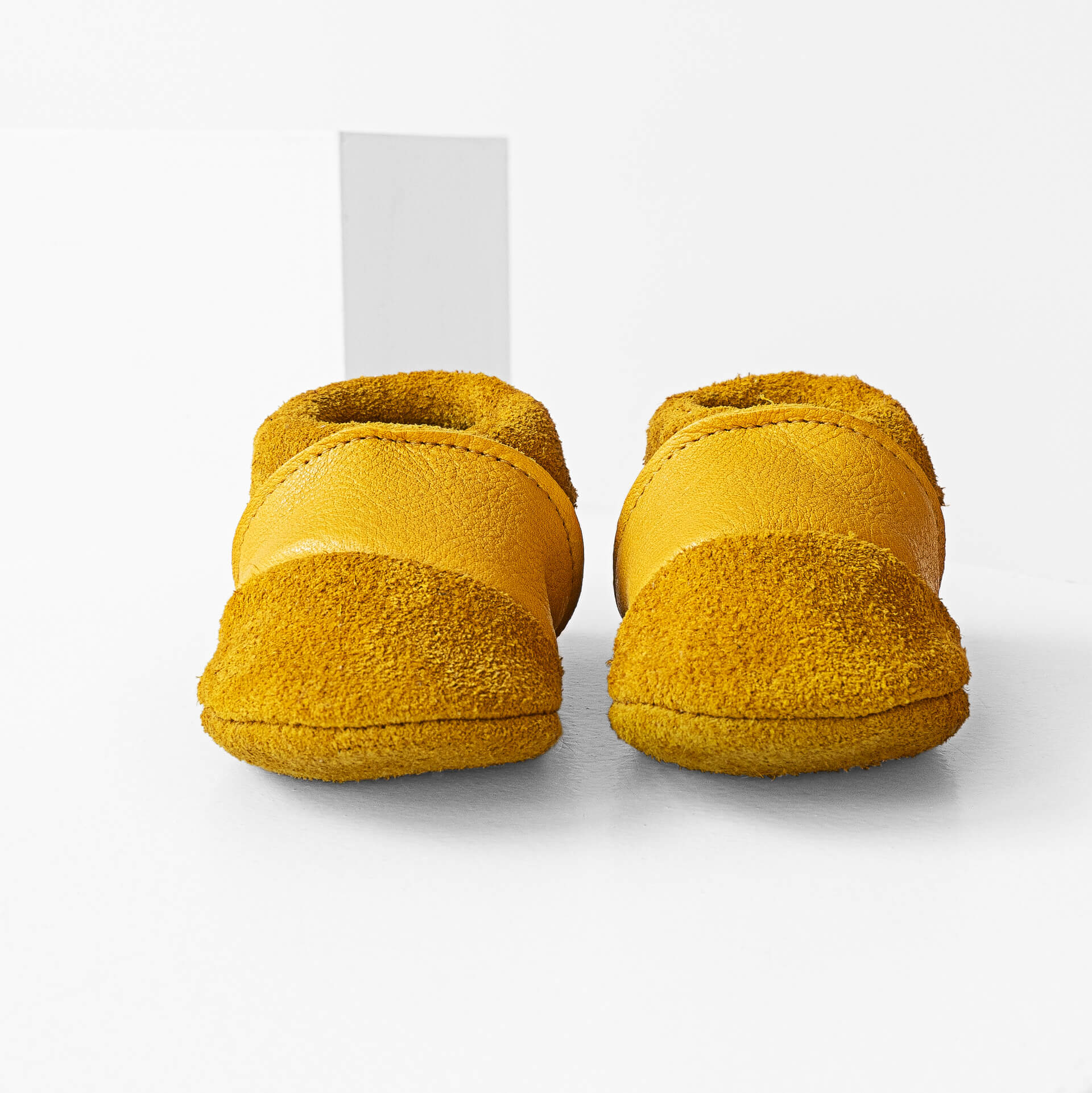 Vorderansicht der Lauflernschuhe MOQ aus nachhaltigem Naturleder in Curry