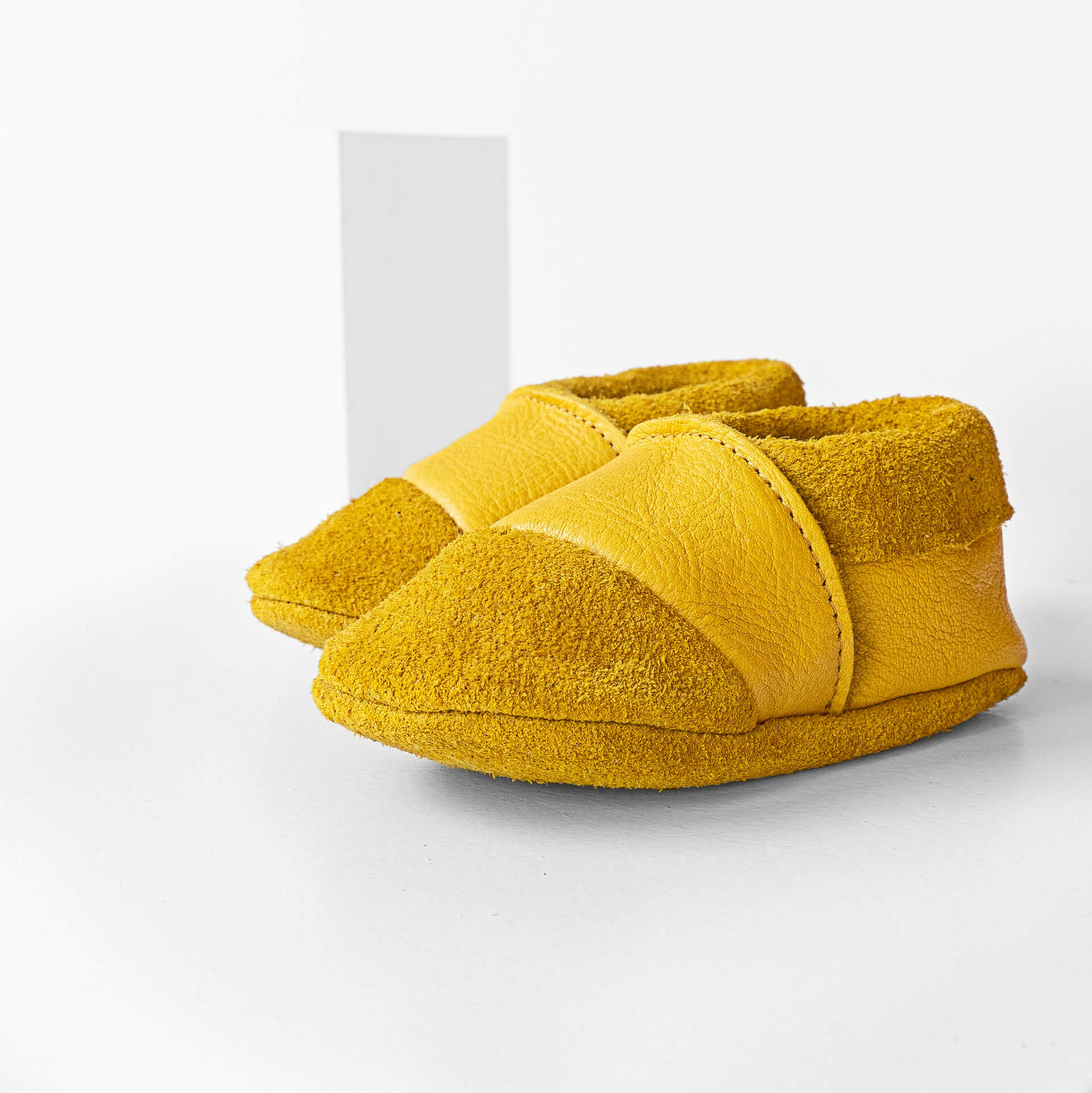 Seitliche Vorderansicht der Lauflernschuhe MOQ aus nachhaltigem Naturleder in Curry