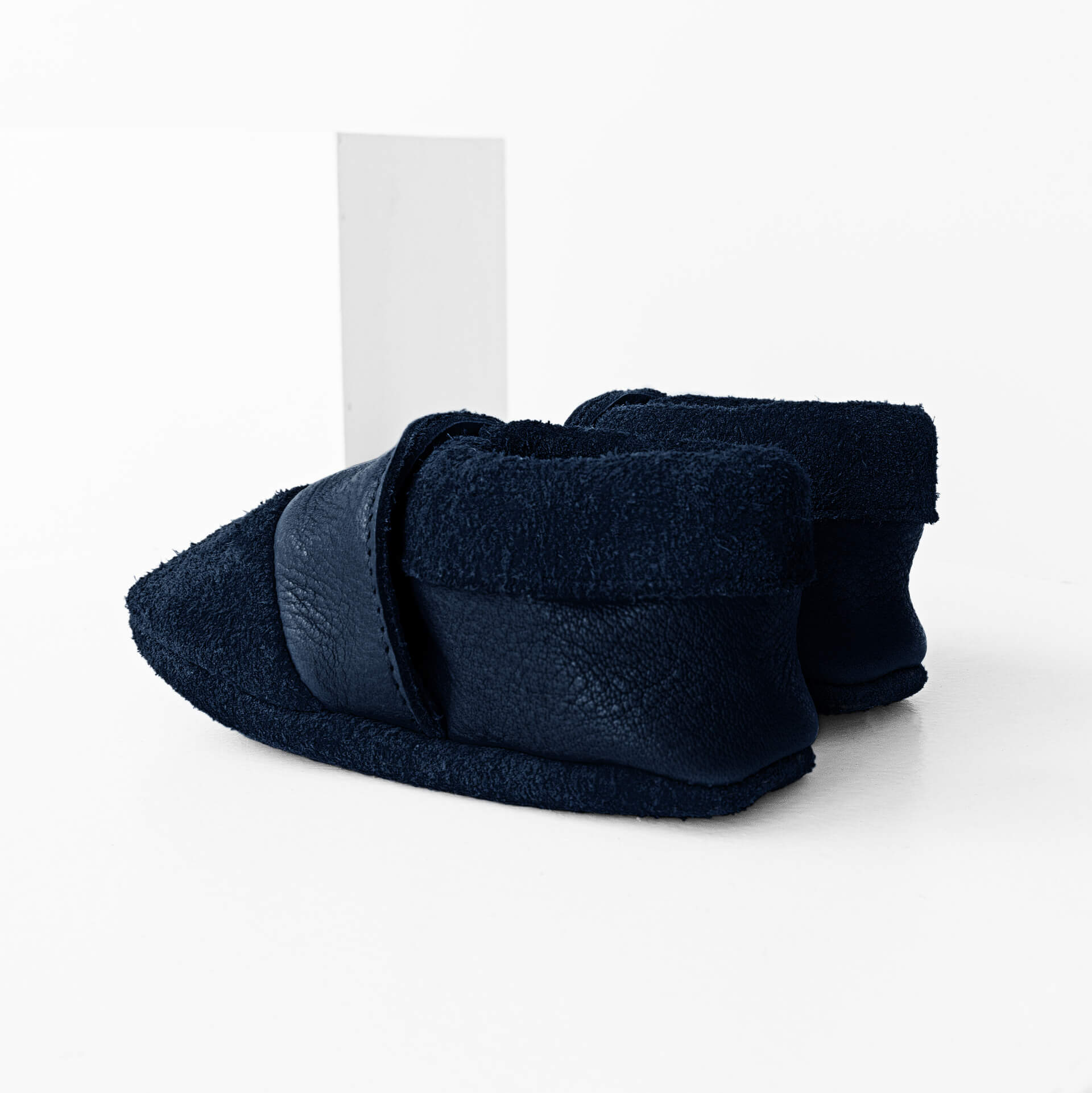 Seitliche Rückansicht der Lauflernschuhe MOQ aus nachhaltigem Naturleder in Dunkelblau