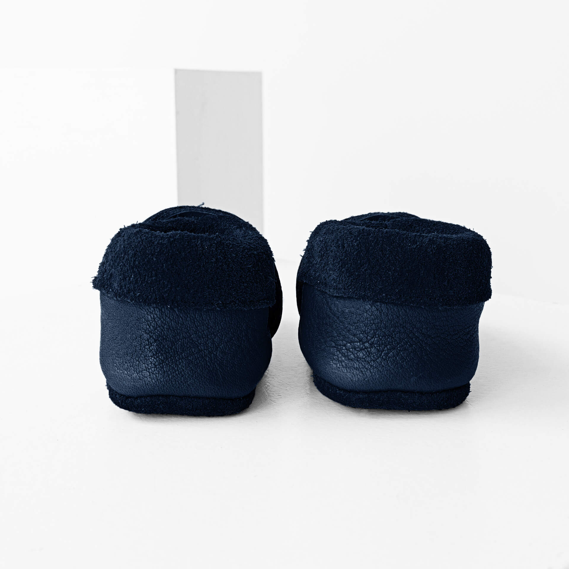 Rückansicht der Lauflernschuhe MOQ aus nachhaltigem Naturleder in Dunkelblau