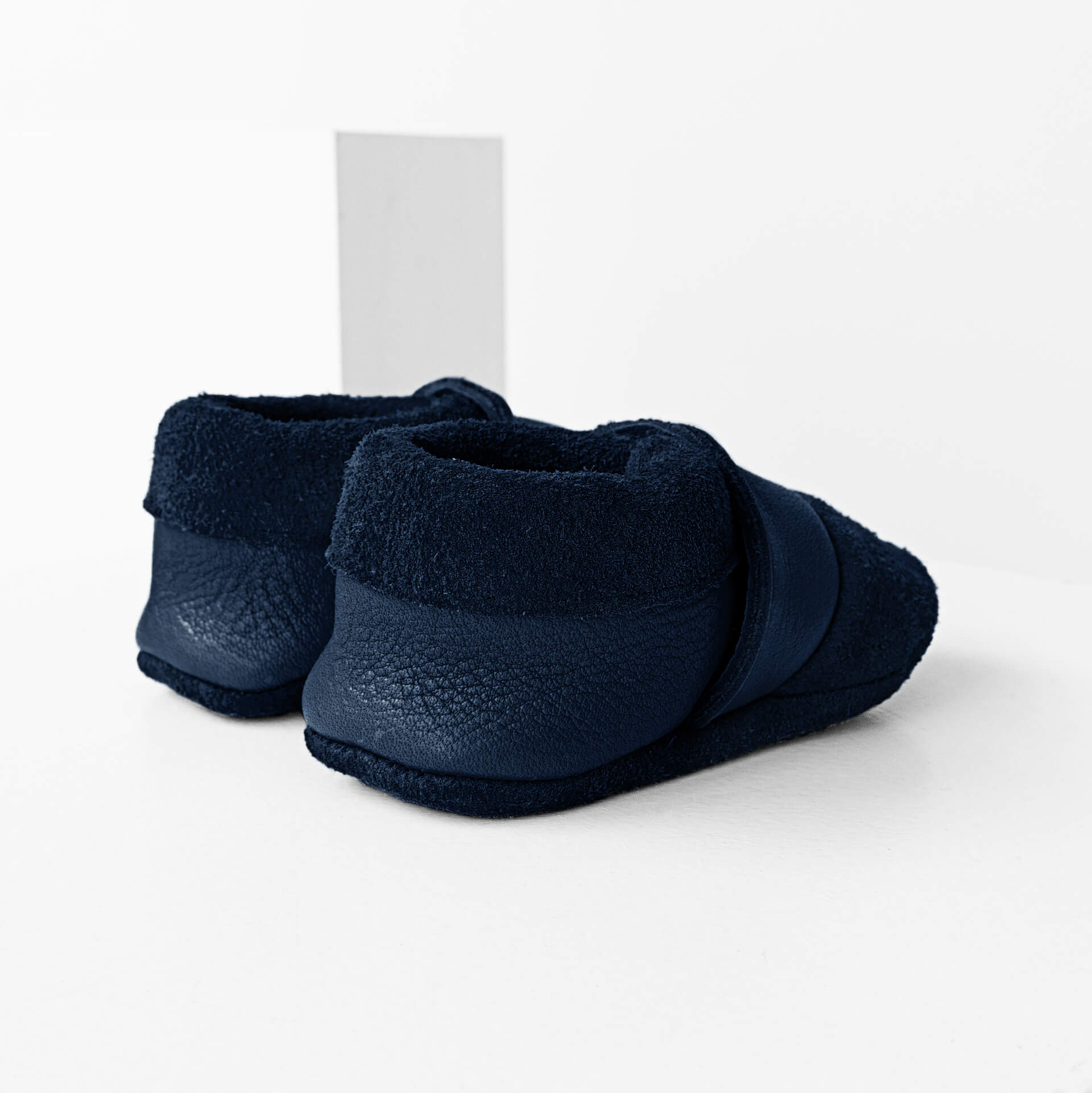 Seitliche Rückansicht der Lauflernschuhe MOQ aus nachhaltigem Naturleder in Dunkelblau