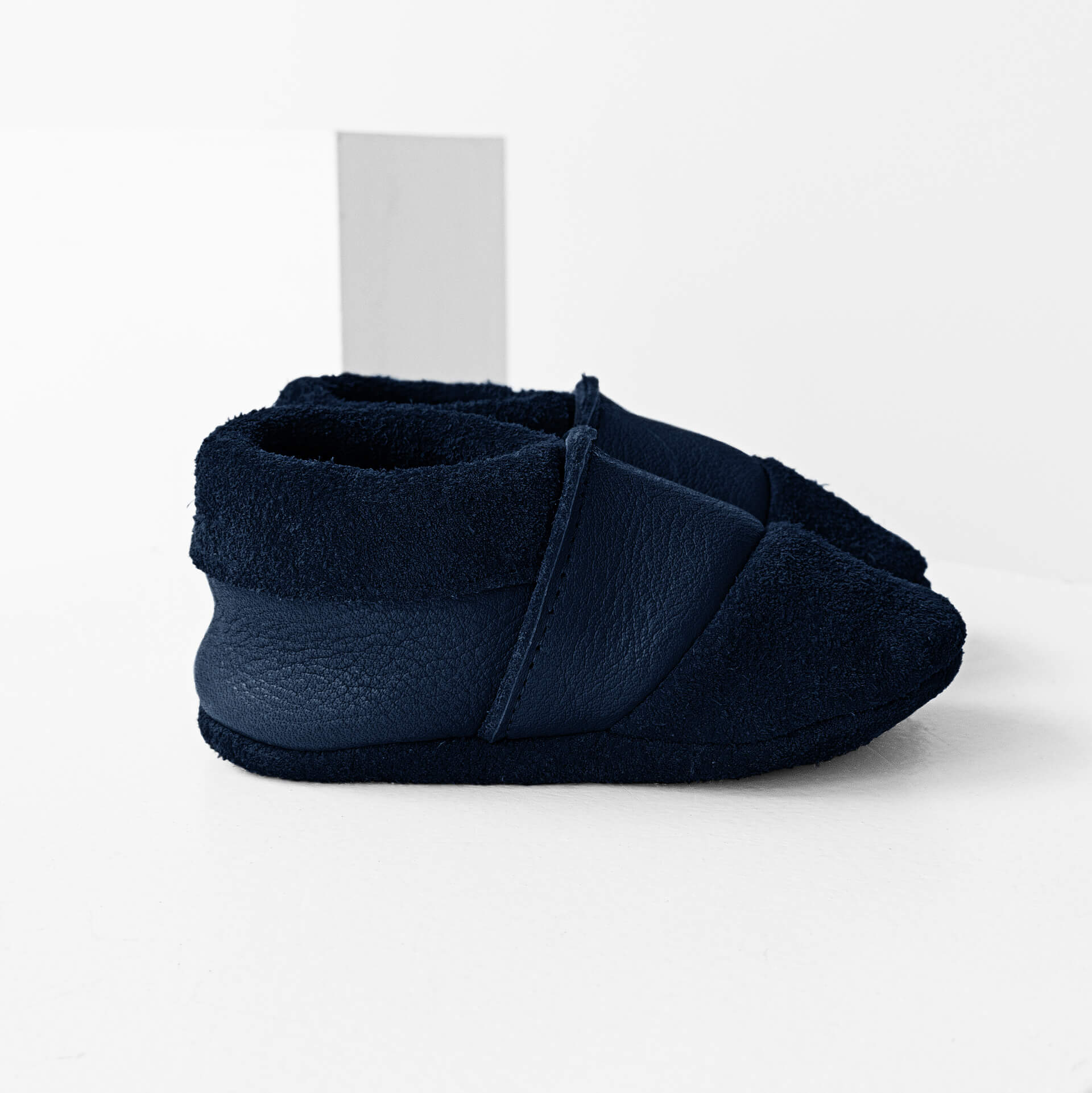 Seitenansicht der Lauflernschuhe MOQ aus nachhaltigem Naturleder in Dunkelblau