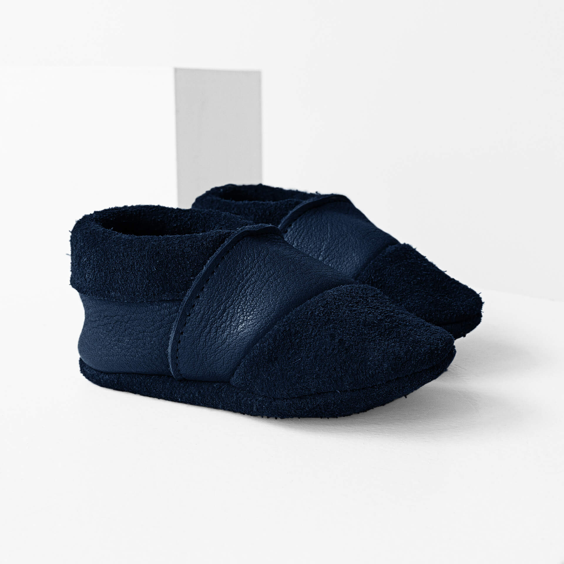 Seitliche Vorderansicht der Lauflernschuhe MOQ aus nachhaltigem Naturleder in Dunkelblau