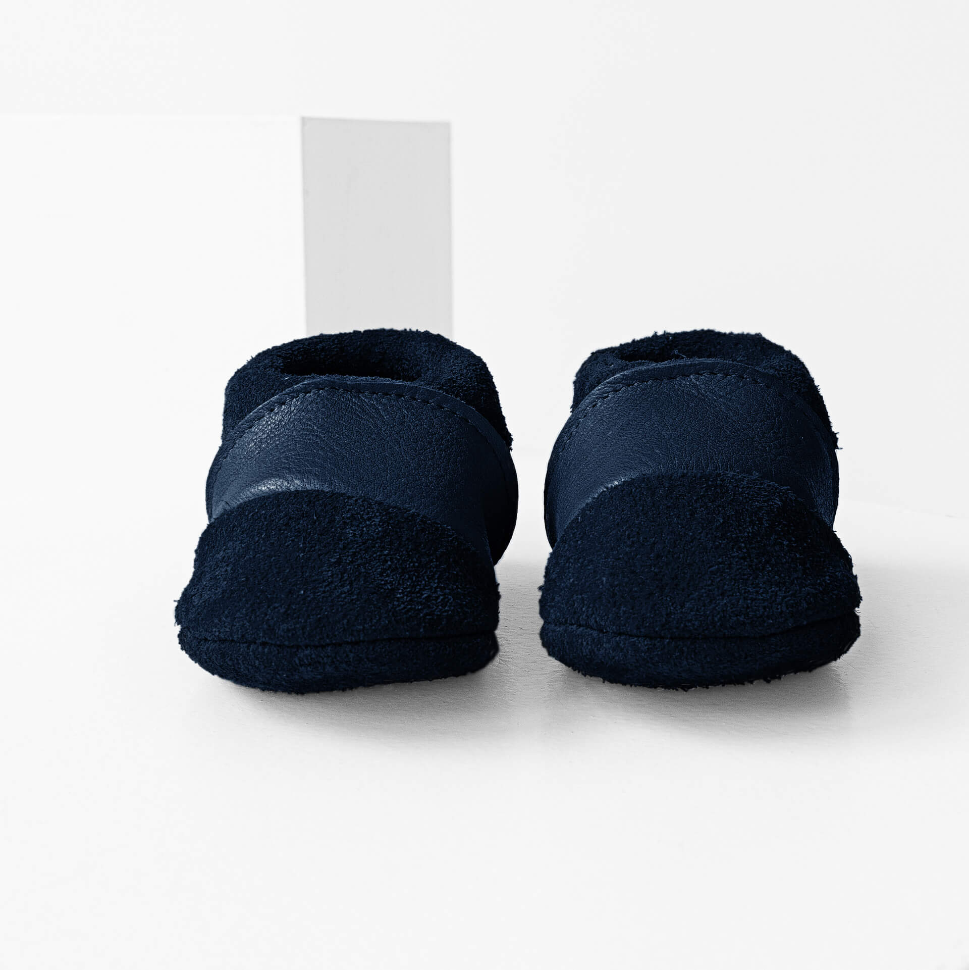 Vorderansicht der Lauflernschuhe MOQ aus nachhaltigem Naturleder in Dunkelblau