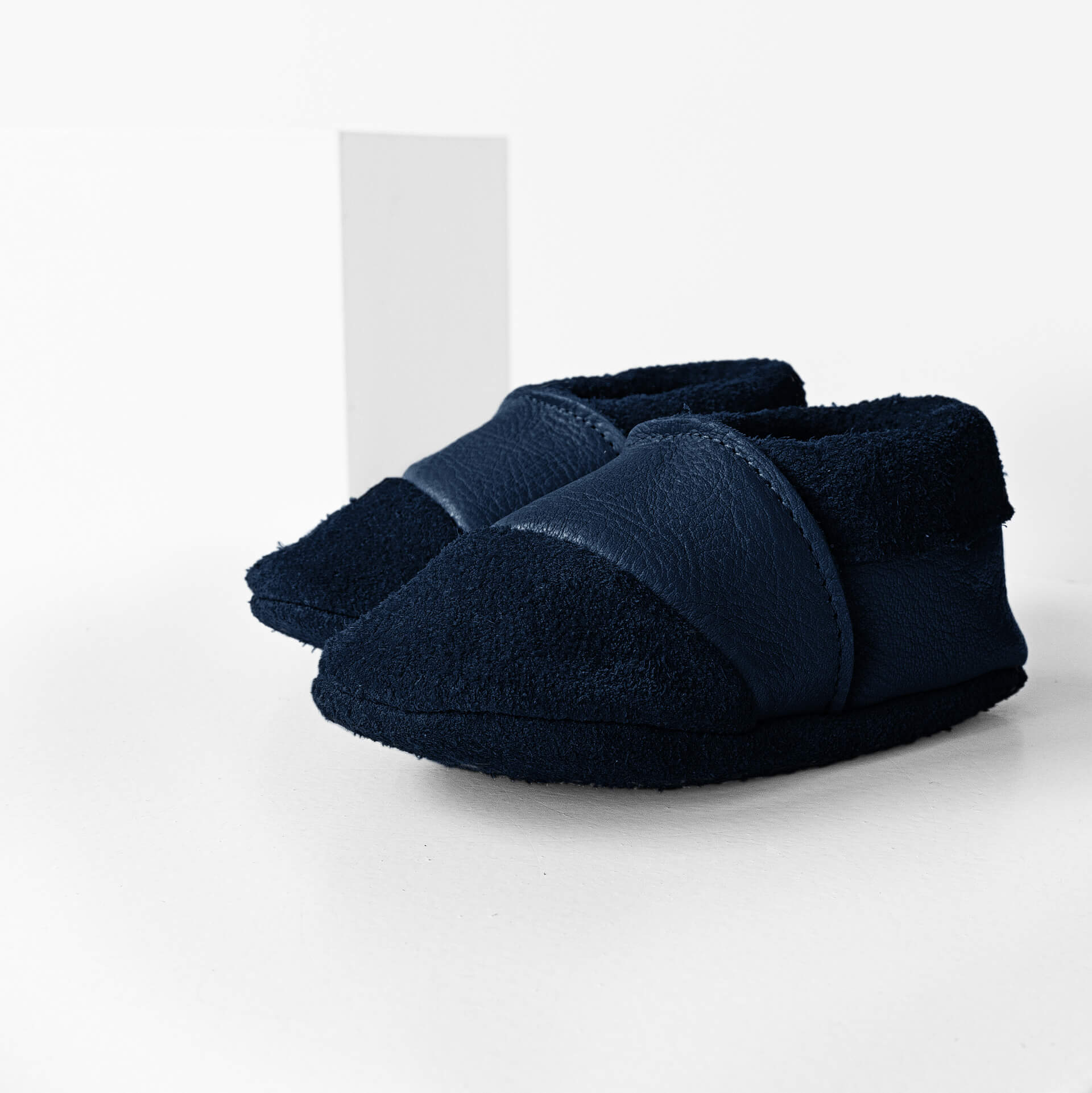 Seitliche Vorderansicht der Lauflernschuhe MOQ aus nachhaltigem Naturleder in Dunkelblau