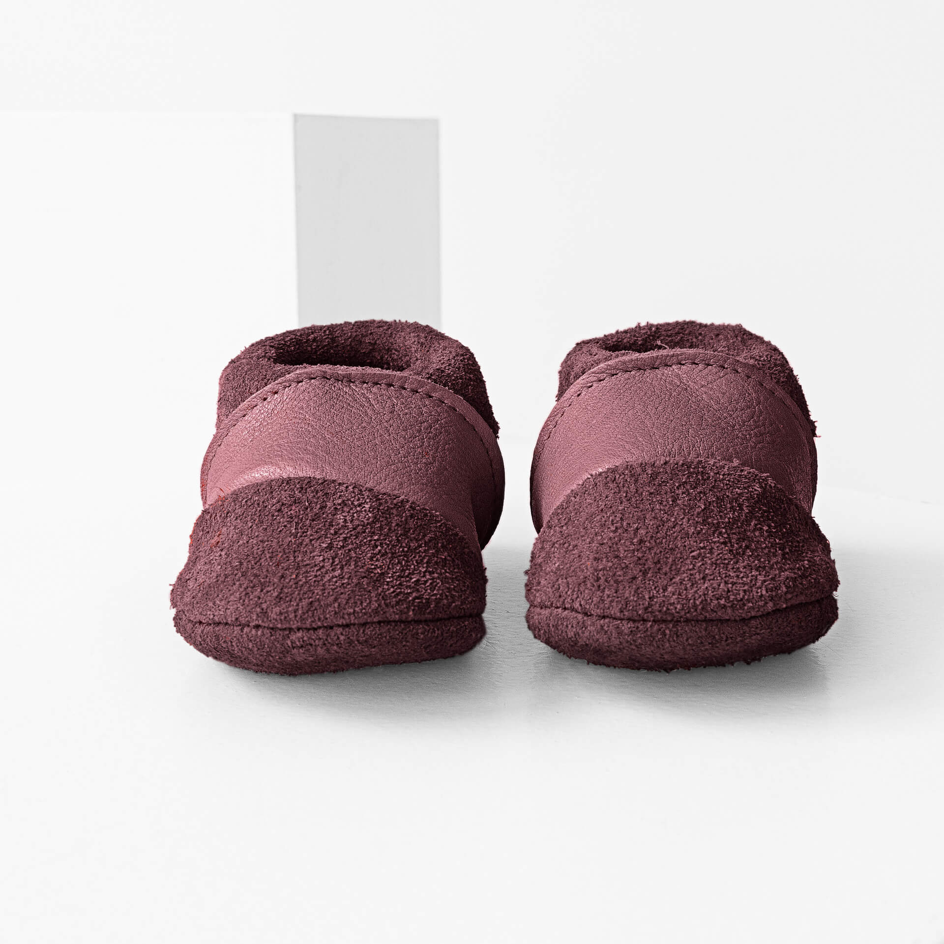 Vorderansicht der Lauflernschuhe MOQ aus nachhaltigem Naturleder in Flieder