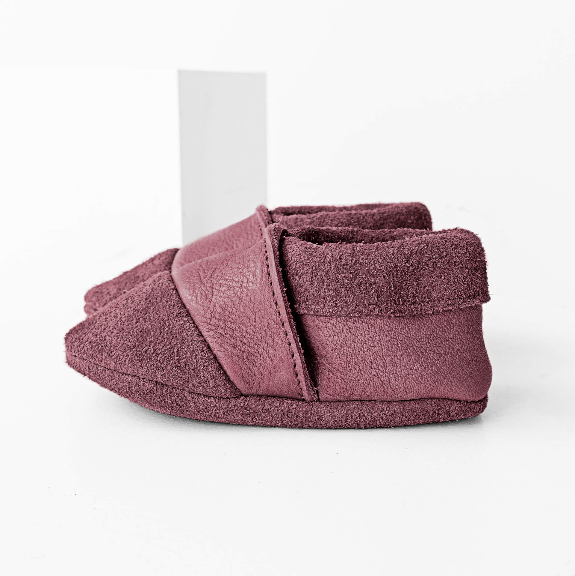 Seitenansicht der Lauflernschuhe MOQ aus nachhaltigem Naturleder in Flieder