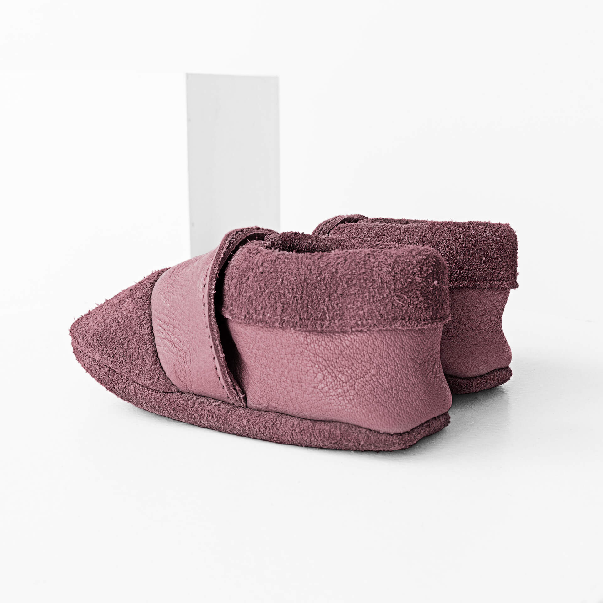 Seitliche Rückansicht der Lauflernschuhe MOQ aus nachhaltigem Naturleder in Flieder